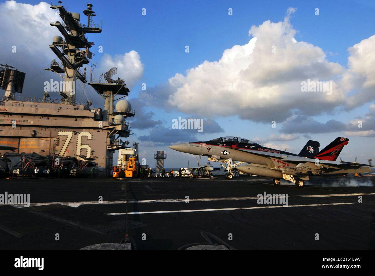 1104181004S-979 OCÉAN PACIFIQUE (18 avril 2011) le capitaine Kevin Mannix, commandant adjoint de la Carrier Air Wing (CVW) 14, atterrit un F/A-18 Hornet à bord du porte-avions USS Ronald Reagan (CVN 76) pour terminer son 1 000e atterrissage de porte-avions arrêté. Ronald Reagan opère dans l'ouest de l'océan Pacifique. Marine Banque D'Images