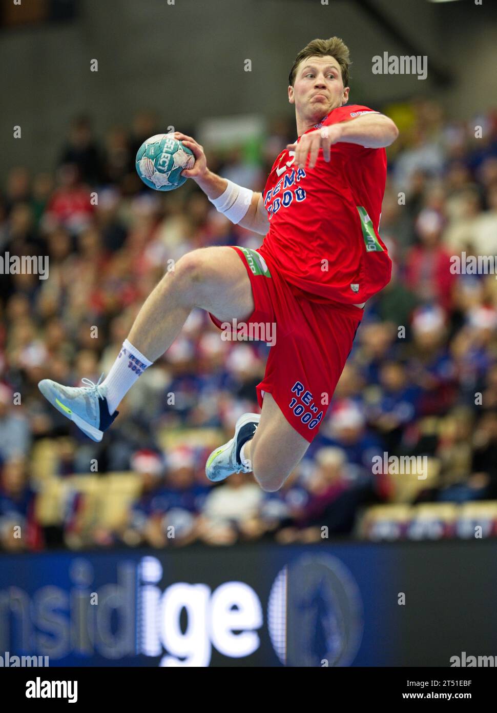 Bergen, Norvège, 2 novembre 2023. Norvège - Danemark dans le deuxième match de la coupe des 4 nations. Gøran Johannessen, de Norvège, vise un tir dans la première moitié du match qui a vu une défaite à domicile 24-27 pour la Norvège contre le Danemark.photo : Livesportphoto Henanger Banque D'Images