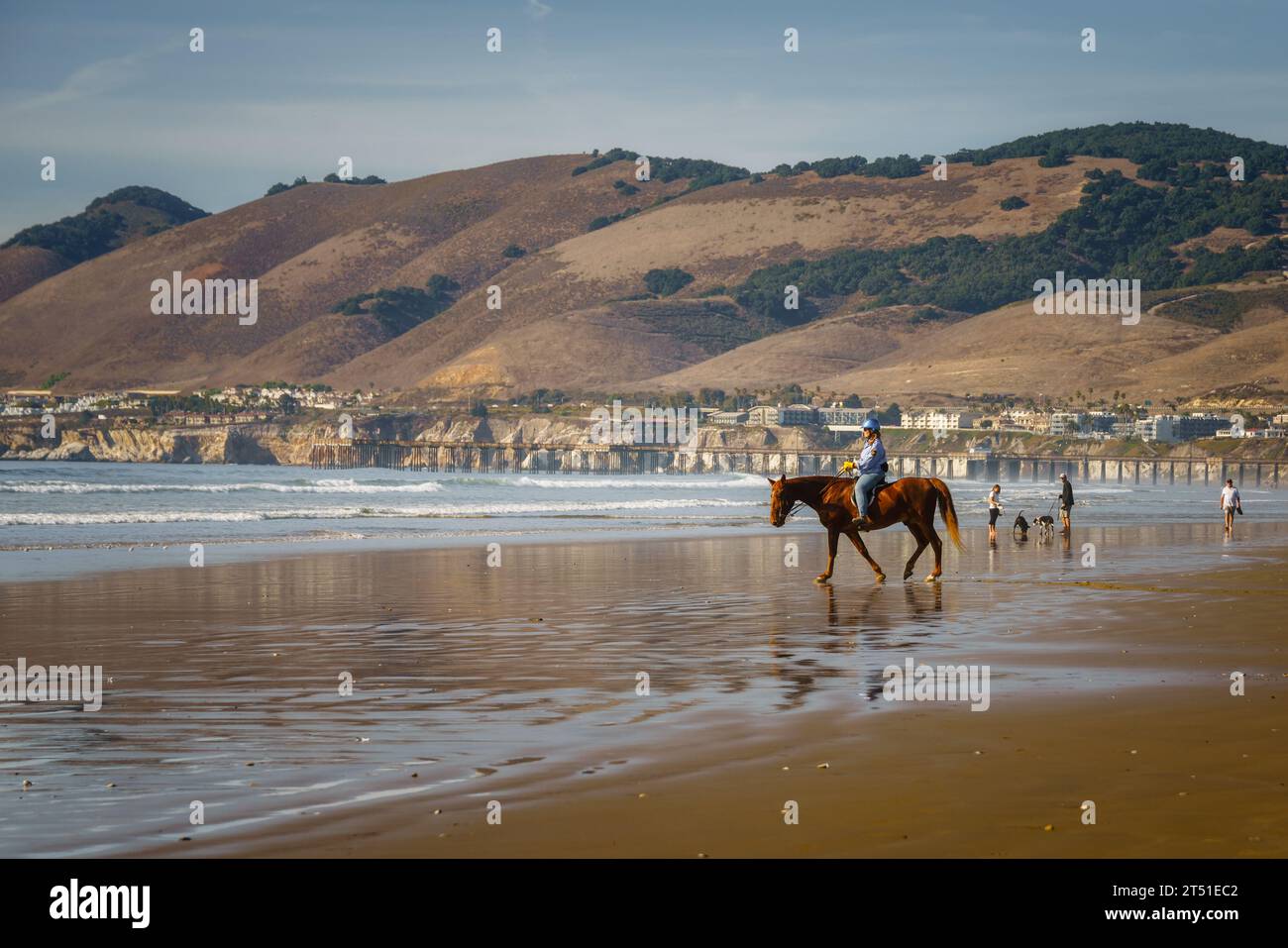 Pismo Beach, Californie, États-Unis - 31 octobre 2023. Scène pittoresque d'une unité de patrouille californienne, composée d'officiers en uniforme à cheval Banque D'Images