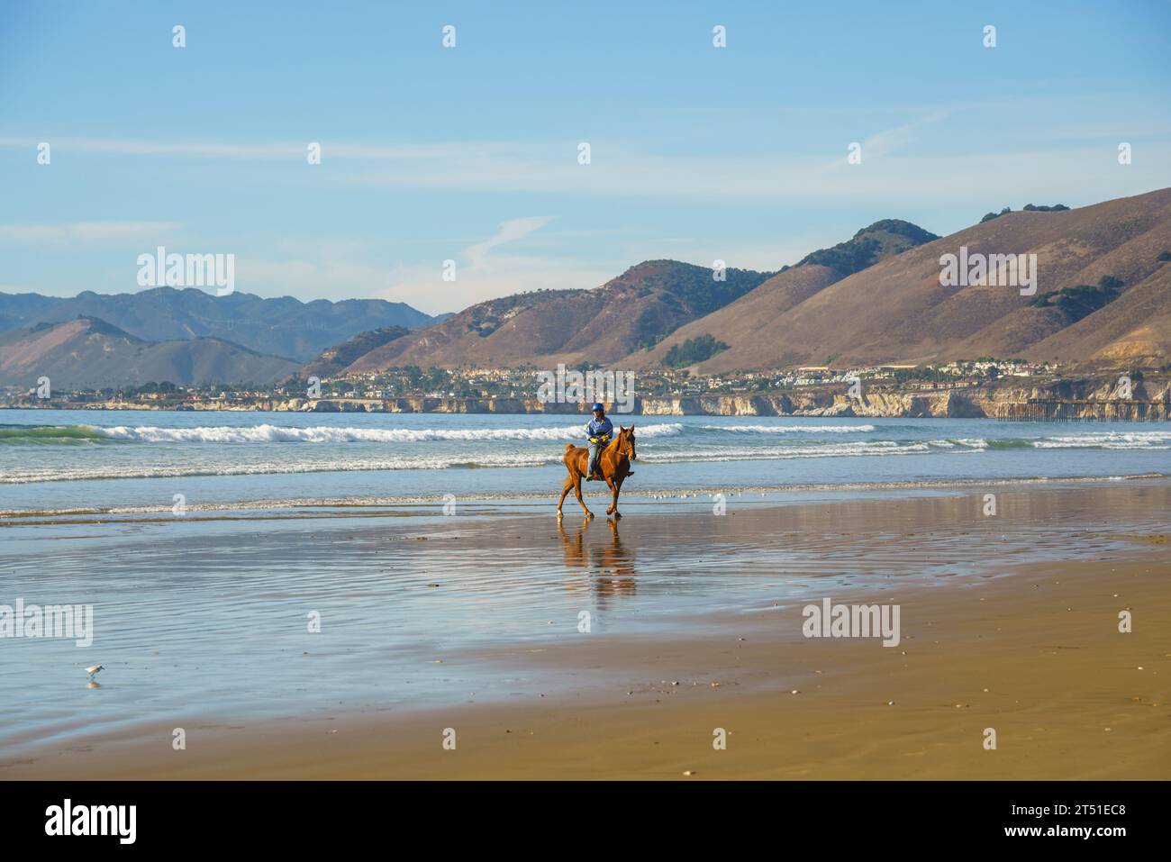 Pismo Beach, Californie, États-Unis - 31 octobre 2023. Scène pittoresque d'une unité de patrouille californienne, composée d'officiers en uniforme à cheval Banque D'Images