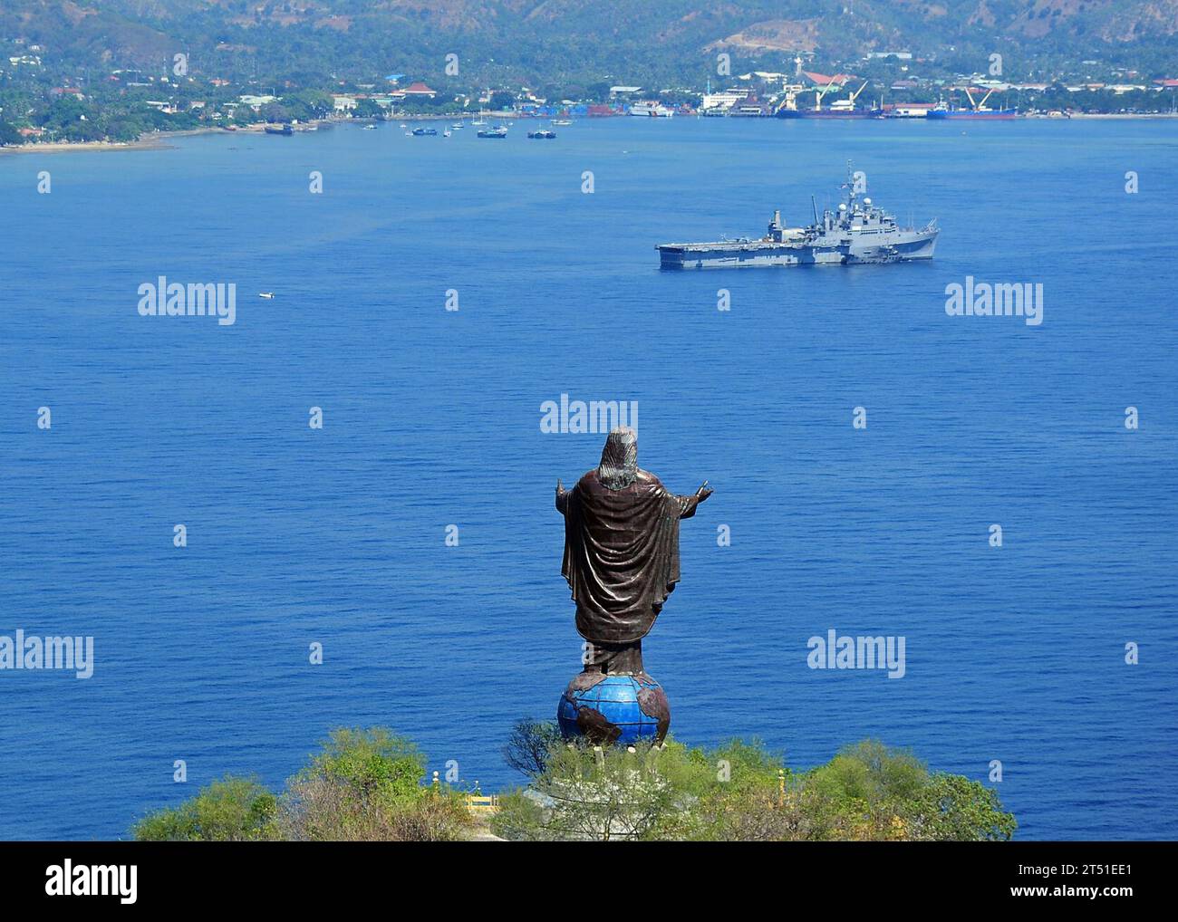 110623HS649-551 DILI, Timor-Leste (23 juin 2011) le navire de transport amphibie USS Cleveland (LPD 7) est ancré dans le port de Dili sous la statue de Cristo Rei, ou Christ Roi, pendant la phase Timor-Leste du Partenariat Pacifique 2011. Le Partenariat pour le Pacifique est une initiative d ' aide humanitaire d ' une durée de cinq mois qui prévoit des visites portuaires aux Tonga, à Vanuatu, en Papouasie-Nouvelle-Guinée, au Timor-Leste et dans les États fédérés de Micronésie. (US Air Force Banque D'Images