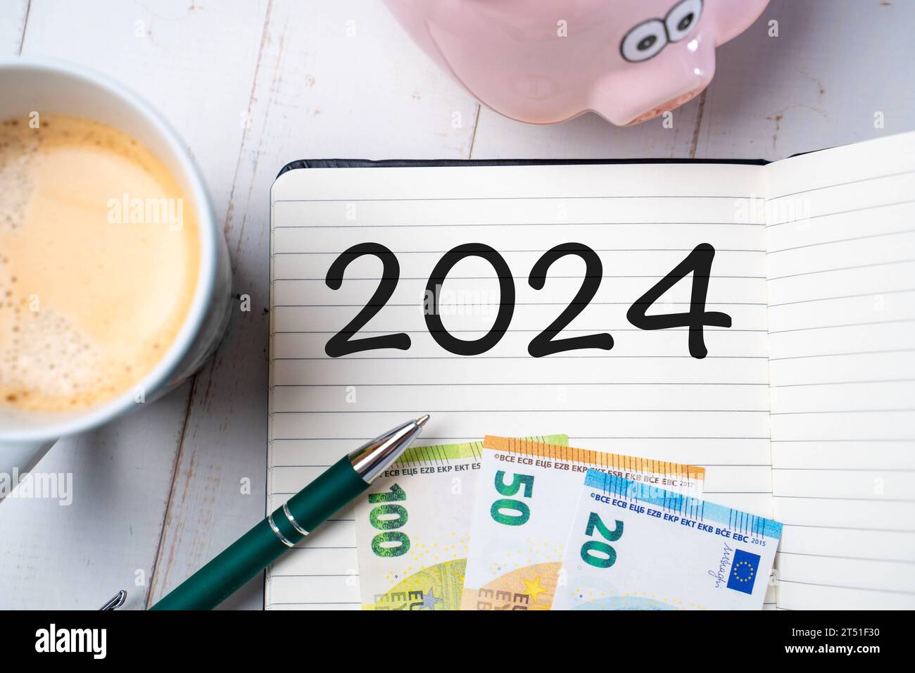 2 novembre 2023 : Neues Finanzjahr 2024, Notizblock mit der Zahl 2024 auf einem Schreibtisch zusammen mit einem Sparschwein. Steuern und Einkommen Konzept FOTOMONTAGE *** nouvel exercice 2024, bloc-notes avec le numéro 2024 sur un bureau avec une tirelire. Impôts et revenu concept FOTOMONTAGE crédit : Imago/Alamy Live News Banque D'Images