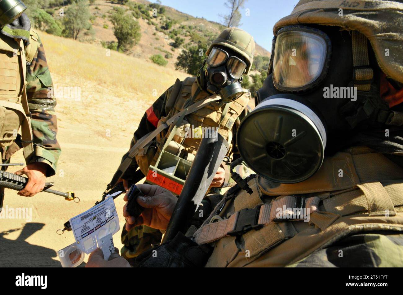 110930SM578-012 FT. HUNTER LIGGETT, Californie -- les Seabees affectés à l'équipe de décontamination chimique, biologique et radiologique (CBR) du Bataillon mobile de construction navale (NMCB) de FORTY's Child, Biological and Radiological (CBR) effectuent le lavage de décontamination des véhicules et du personnel et l'échange d'engins à fort Hunter Liggett, Californie le 30 septembre 2011. NMCB FORTY participe actuellement à son exercice final de formation sur le terrain (FTX) et à son évaluation avant son prochain déploiement du Commandement du Pacifique en novembre. Le bataillon devrait se désengager à la fin de son déploiement en septembre 2012. US Navy Banque D'Images