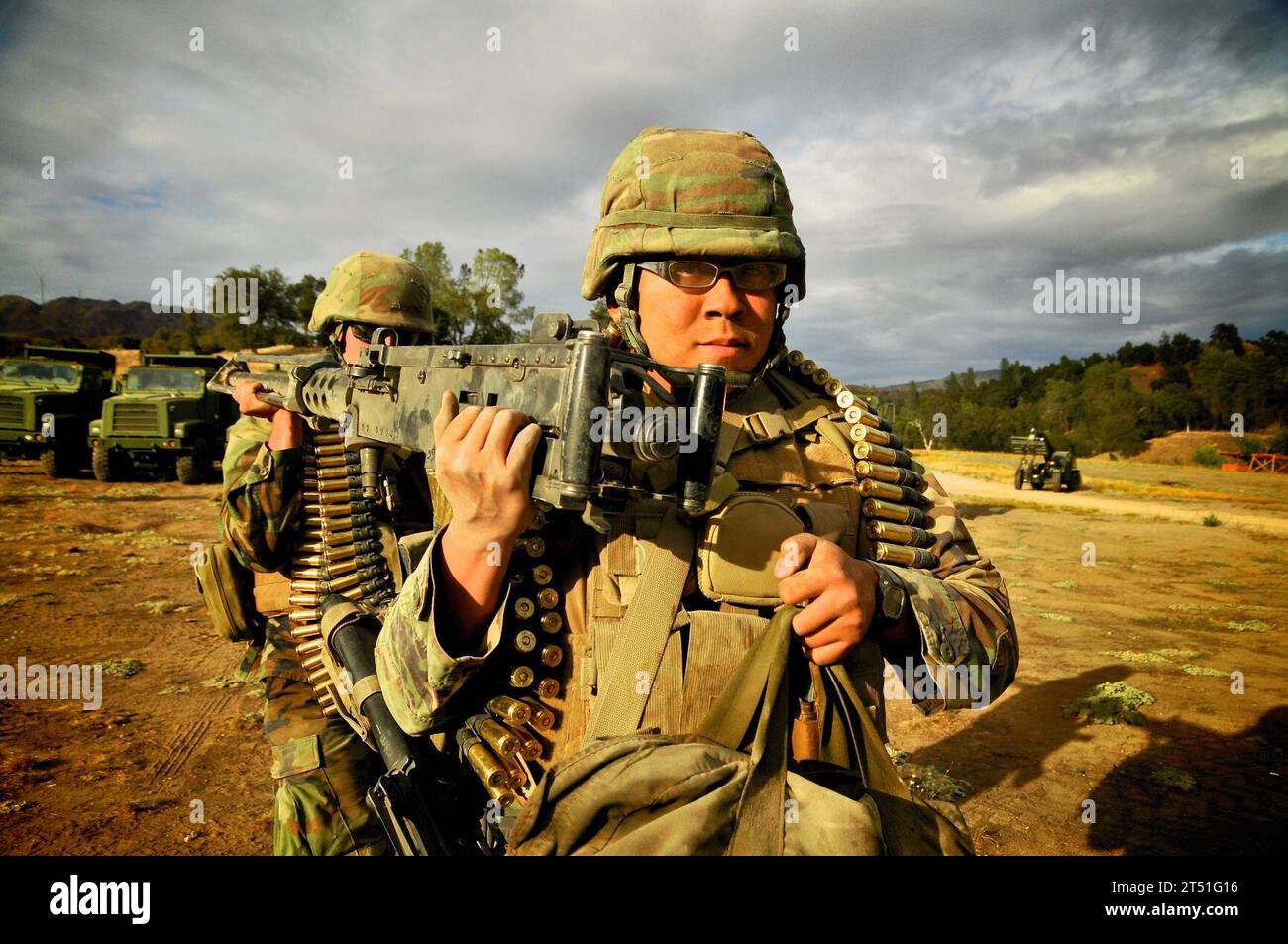 110925SM578-150 FT. HUNTER LIGGETT, Californie -- Utllitiesman troisième classe Sze Yeung, un Seabee affecté au Naval Mobile Construction Battalion (NMCB) FORTY, transporte une mitrailleuse de calibre 50 vers une position défensive à fort Hunter Liggett, Californie le 25 septembre 2011. NMCB FORTY participe actuellement à son exercice final de formation sur le terrain (FTX) et à son évaluation avant son prochain déploiement du Commandement du Pacifique en novembre. Le bataillon devrait se désengager à la fin de son déploiement en septembre 2012. US Navy Banque D'Images