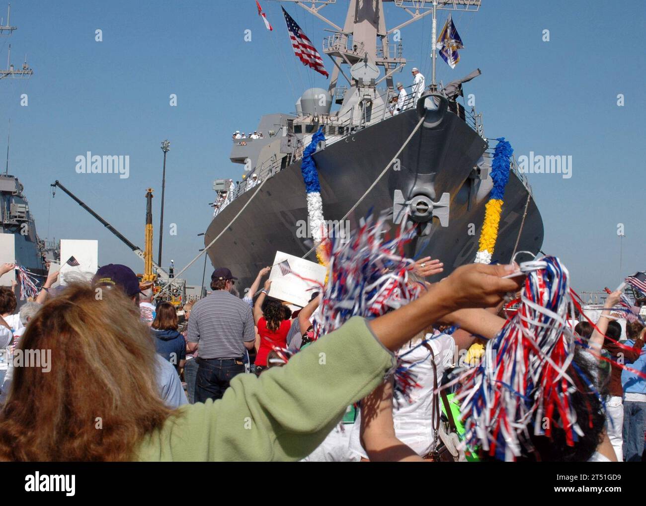 0705233567L-056 NORFOLK (23 mai 2007) - famille et amis attendent que les marins affectés au destroyer à missiles guidés USS Mason (DDG 87) retournent à la base navale de Norfolk après le plus long déploiement par un groupe d'attaque de porte-avions depuis 2003. Le groupe d’attaque de porte-avions Eisenhower (IKE CSG) s’est déployé le 3 octobre 2006 dans la zone de responsabilité de la 5e flotte pour soutenir les opérations en cours, y compris les efforts en Irak, en Afghanistan et les opérations maritimes dans la région. US Navy Banque D'Images