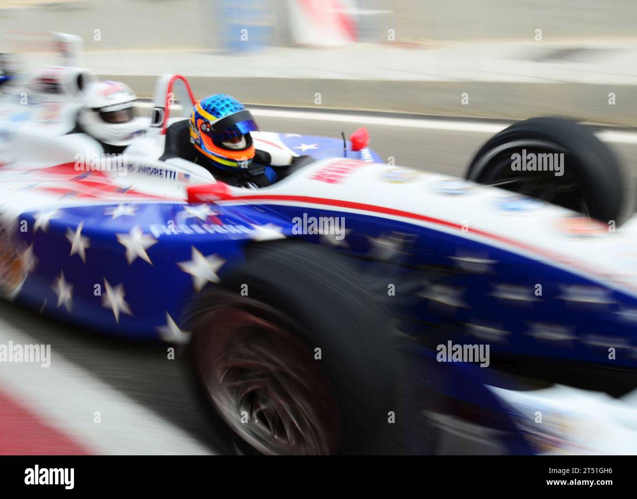 1101166499D-230 SAKHIR, Bahreïn (16 janvier 2011) Jeff Sinden, pilote et copropriétaire de la voiture de course biplace Dallara IZOD IndyCar Series modifiée, emmène un militaire affecté au Commander, Task Group (CTG) 56,1 lors d'un tour lors de l'arrêt du Indy 500 Centennial Tour à Bahreïn. Cette tournée de 10 jours marque le 100e anniversaire de l'Indianapolis 500 pour les militaires déployés en Europe et au Moyen-Orient. CTG 56,1 fournit des opérations de sécurité maritime et des efforts de coopération en matière de sécurité du théâtre dans la zone de responsabilité de la 5e flotte américaine. Marine Banque D'Images