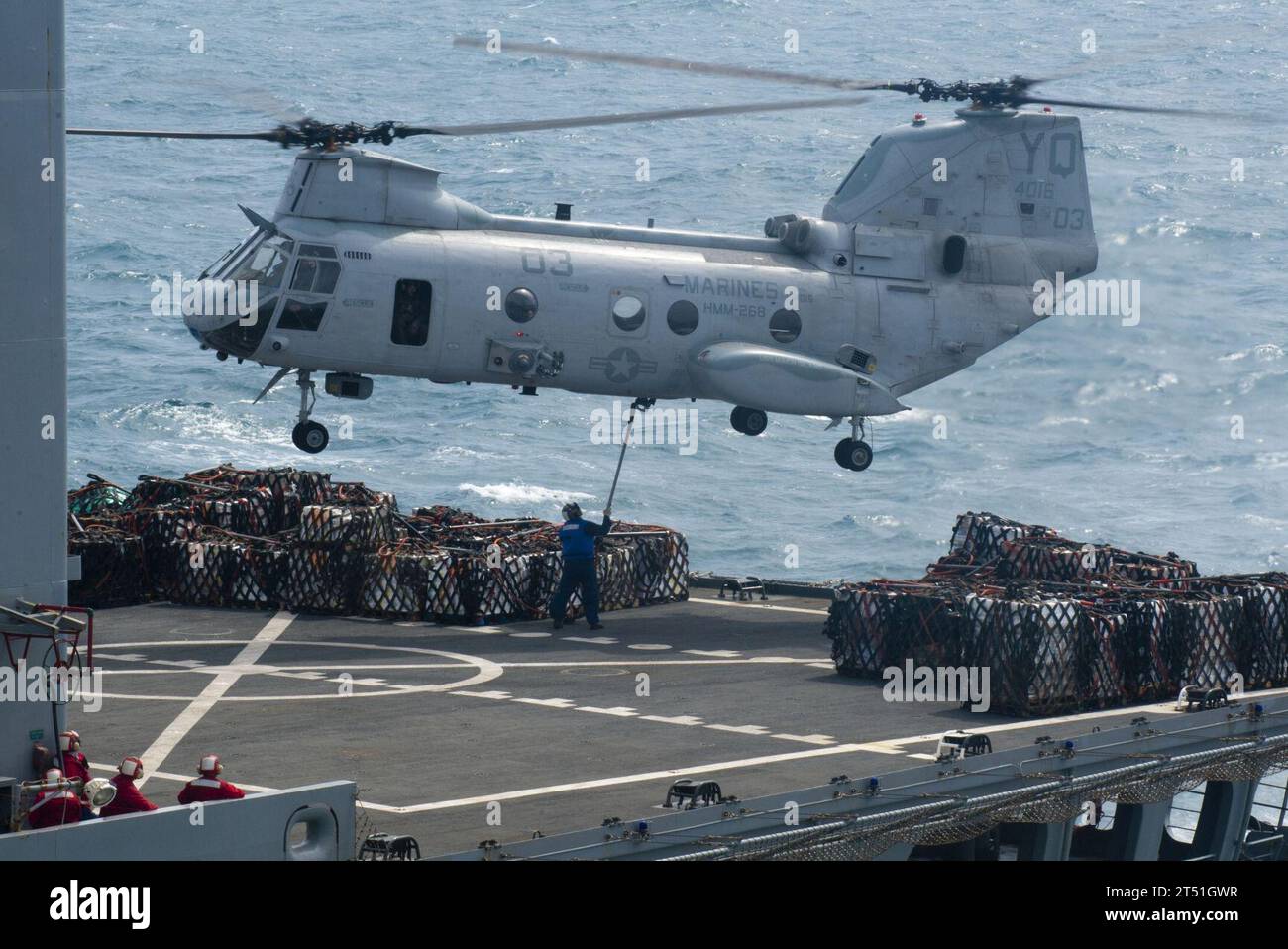 111221PB383-355 PACIFIC OCEAN (21 décembre 2011) Un hélicoptère CH-53E Super Stallion, affecté au Marine Medium Helicopter Squadron (HMM) 268 renforcé, transfère la cargaison du ravitailleur de la flotte USNS Tippecanoe (T-AO 199) au quai de transport amphibie USS New Orleans (LPD 18) lors d'un réapprovisionnement en mer. La Nouvelle-Orléans et les Marines embarqués affectés à la 11th Marine Expeditionary Unit (11th MEU) opèrent dans la zone de responsabilité de la 7th Fleet des États-Unis dans le cadre du Makin Island Amphibious Ready Group. Marine Banque D'Images