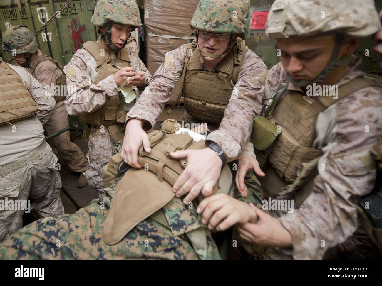 111209PB383-226 PHILIPPINE SEA (9 décembre 2011) les cadavres de l'hôpital affectés à la 11th Marine Expeditionary Unit (11th MEU) évaluent une victime simulée sur le pont du navire amphibie USS New Orleans (LPD 18) pendant l'entraînement au stress au combat. La Nouvelle-Orléans et les Marines embarqués affectés à la 11th MEU mènent des opérations dans la zone de responsabilité de la 7th Fleet américaine dans le cadre du groupe amphibie prêt à l'emploi de l'île Makin commandé par le capitaine Humberto L. Quintanilla II Marine Banque D'Images
