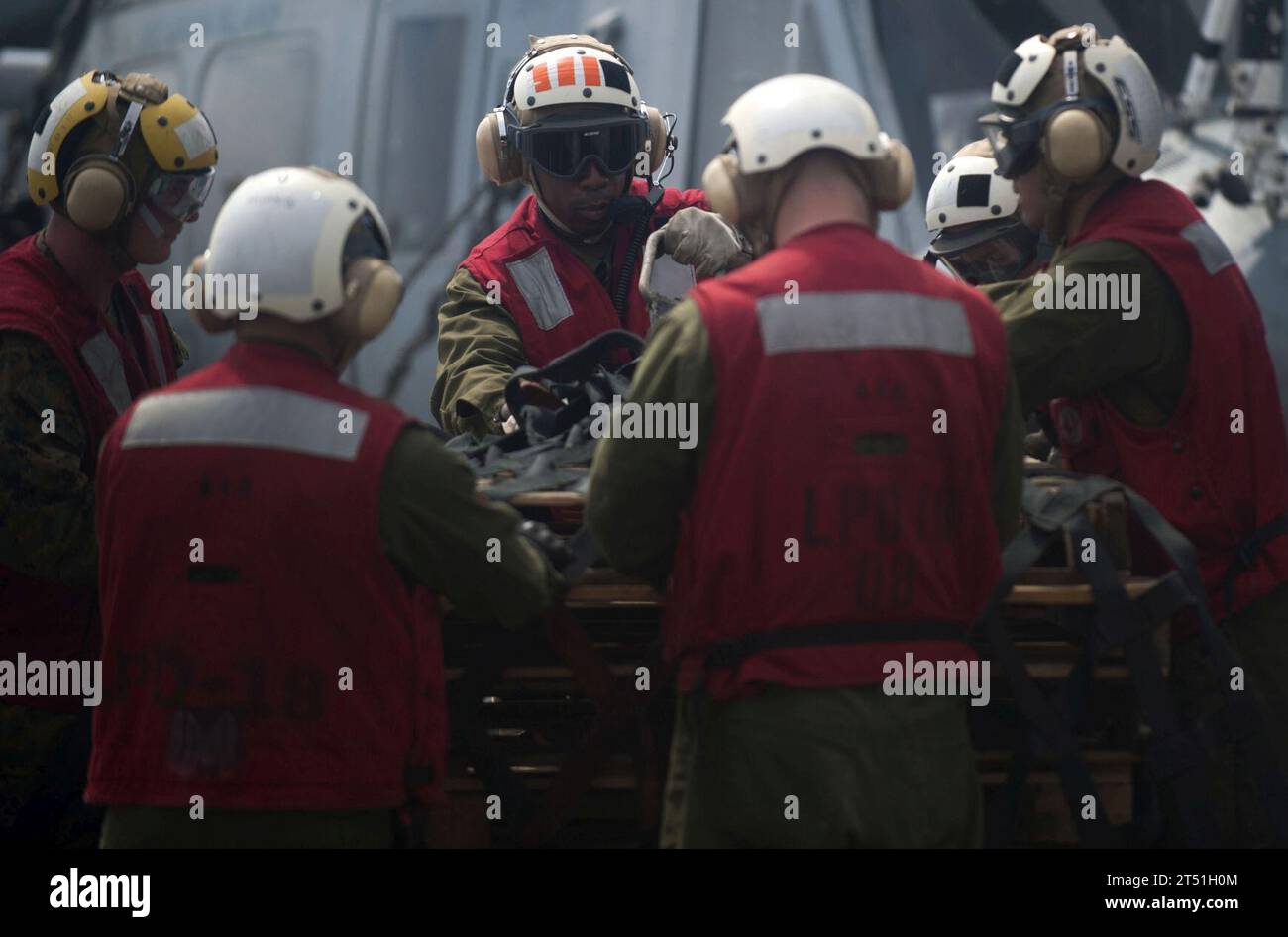 111221PB383-413 PACIFIC OCEAN (21 décembre 2011) les Marines affectés à la 11th Marine Expeditionary Unit (11th MEU) récupèrent un détenteur de cargaison à bord du navire amphibie USS New Orleans (LPD 18) lors d'un réapprovisionnement vertical. La Nouvelle-Orléans et les Marines embarqués affectés à la 11th MEU opèrent dans la zone de responsabilité de la 7th Fleet américaine dans le cadre du Makin Island Amphibious Ready Group. Marine Banque D'Images