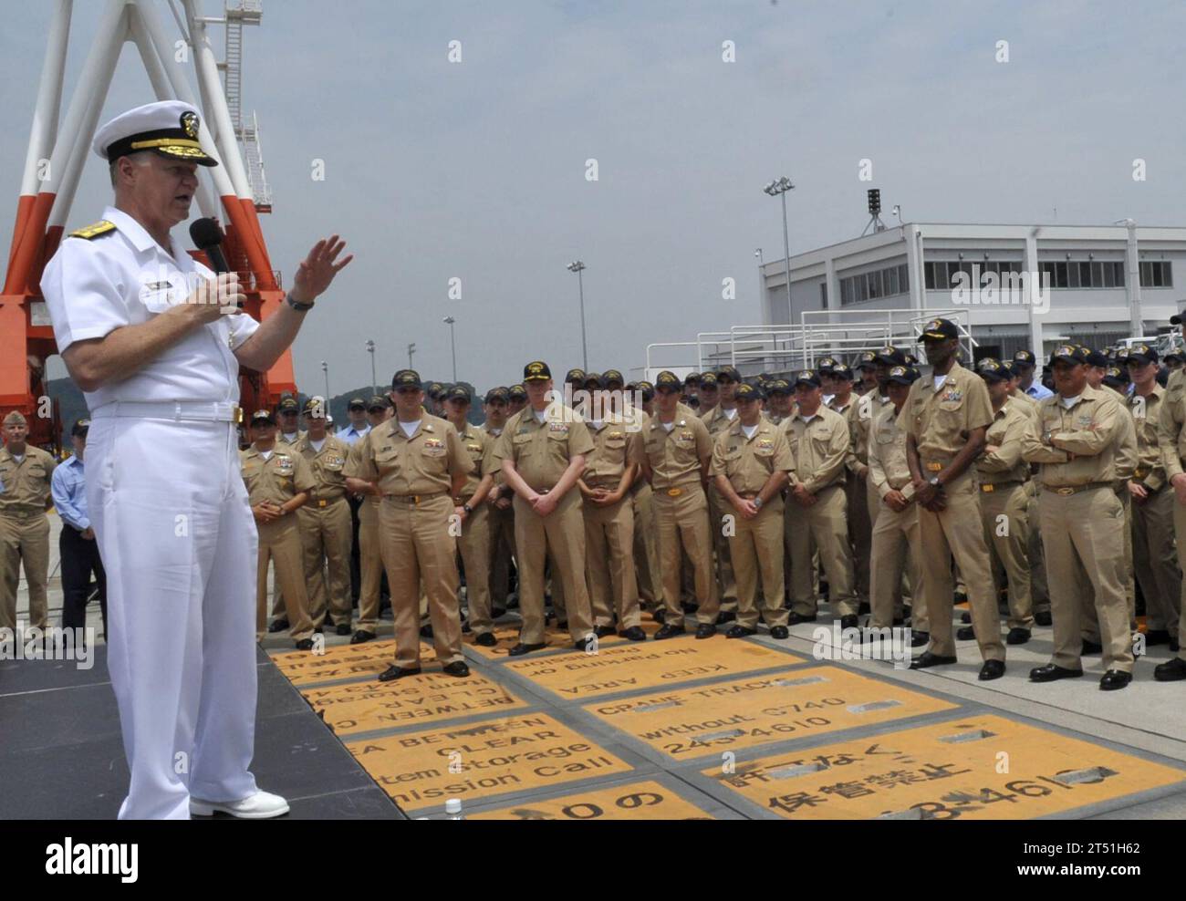 0907048273J-076 YOKUSKA, Japon (4 juillet 2009) l'amiral Gary Roughead, chef des opérations navales (CNO), s'entretient avec les membres d'équipage du destroyer de missiles guidés USS Decatur (DDG 73), du sous-marin de missiles guidés USS Michigan (SSGN 727) et du sous-marin d'attaque USS Albuquerque (SSN 706) lors d'un appel toutes mains à Yokuska, au Japon. Roughead est en visite officielle dans la zone de responsabilité de la 7e flotte américaine pour renforcer les partenariats maritimes mondiaux. Marine Banque D'Images