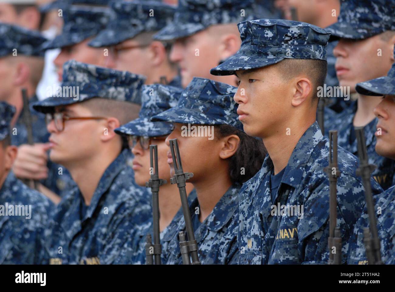 110727OA833-001 ANNAPOLIS, Maryland (27 juillet 2011) Plebes dans la classe de l'Académie navale des États-Unis de 2015 regardez l'équipe Silent Drill du corps des Marines des États-Unis se produire à l'école. Les membres du peloton Silent Drill sont sélectionnés pour représenter le corps des Marines. Marine Banque D'Images