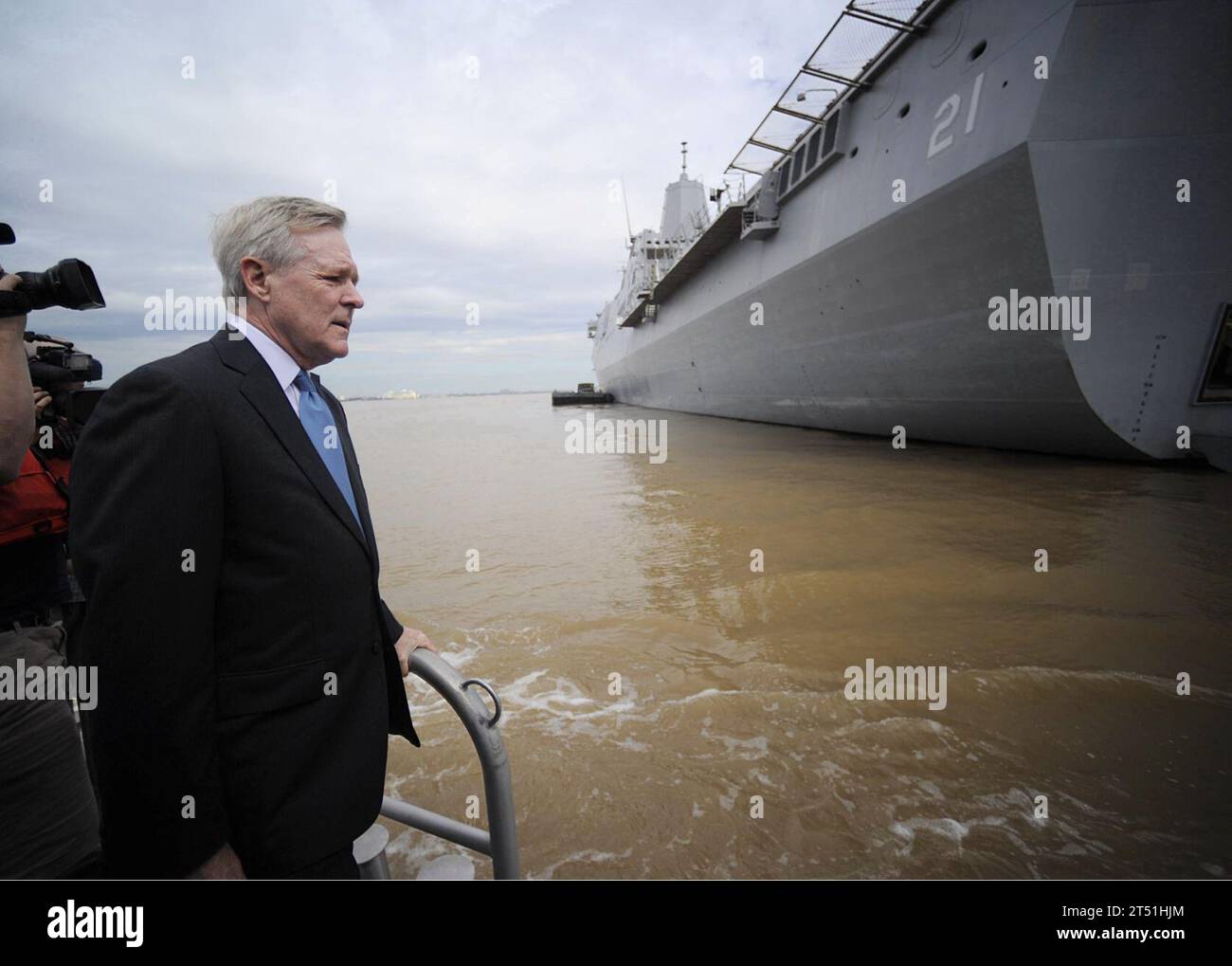 110910ZZ999-002 NEW YORK (10 septembre 2011) Secrétaire à la Marine (SECNAV) l'honorable Ray Mabus se prépare à embarquer à bord du navire amphibie USS New York (LPD 21). New York est ancré dans le port de New York et est dans la ville pour commémorer le 10e anniversaire de 9/11. Marine Banque D'Images