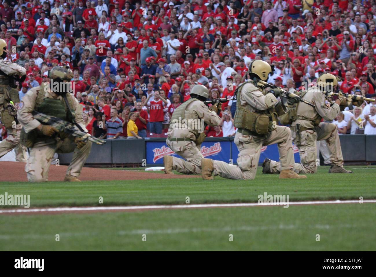 1009113959O-050 CINCINNATI (11 septembre 2010) les membres de la Naval Special Warfare SEAL Team 18 entourent le monticule du lanceur au Great American Ballpark de Cincinnati avant le match entre les Pirates de Pittsburgh et les Reds de Cincinnati. La démonstration consistait à l'entrée de l'équipe dans le stade de baseball par-dessus les clôtures de terrain, encerclant le monticule, livrant la balle de jeu, puis disparaissant à travers le parc de balles central. Les activités faisaient partie des cérémonies d'avant-match honorant les victimes de l'attaque terroriste du 11 septembre 2001. (Marine américaine Banque D'Images 1009113959O-050 CINCINNATI (11 septembre 2010) les membres de la Naval Special Warfare SEAL Team 18 entourent le monticule du lanceur au Great American Ballpark de Cincinnati avant le match entre les Pirates de Pittsburgh et les Reds de Cincinnati. La démonstration consistait à l'entrée de l'équipe dans le stade de baseball par-dessus les clôtures de terrain, encerclant le monticule, livrant la balle de jeu, puis disparaissant à travers le parc de balles central. Les activités faisaient partie des cérémonies d'avant-match honorant les victimes de l'attaque terroriste du 11 septembre 2001. (Marine américaine Banque D'Images