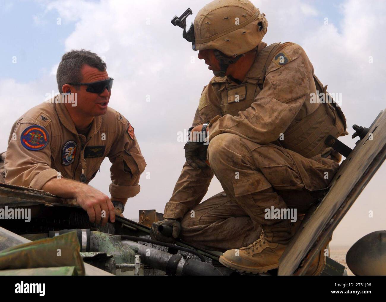 1001308829H-091 KORON RANGE, Djibouti (30 janvier 2010) Un membre de la 11th Marine Expeditionary Unit (11th MEU) donne au capitaine Tim Wilson, commandant de l'escadron amphibie (CPR) 7, une visite d'un véhicule blindé léger au cours d'un exercice d'entraînement au soutien des Marines. Le CPR-7 est l'élément de commandement du Bonhomme Richard Amphibious Ready Group qui soutient les opérations de sécurité maritime dans la zone de responsabilité de la 5e flotte américaine. (Marine américaine Banque D'Images