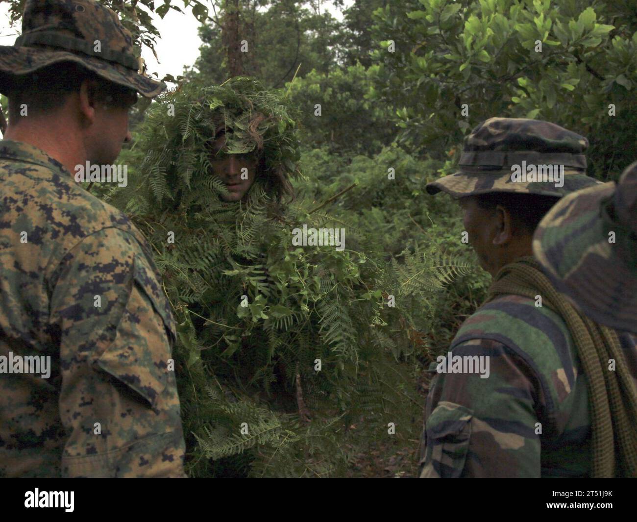 111217FW834-012 KUANTAN, Malaisie (17 décembre 2008) des snipers scouts de la compagnie d'armes, de l'équipe de débarquement du bataillon 3/1, de la 11e unité expéditionnaire des Marines (11e MEU) participent à un exercice de traque avec des snipers de l'armée malaisienne pendant l'exercice Kilat Eagle, un exercice de formation bilatérale entre les Marines et les marins de la 11e MEU et des soldats de l'armée malaisienne. L'unité basée à Camp Pendleton, en Californie, est embarquée à bord du navire d'assaut amphibie USS Makin Island (LHD 8), du navire de transport amphibie USS New Orleans (LPD 18) et du navire de débarquement amphibie USS Pearl Harbor (LSD Banque D'Images