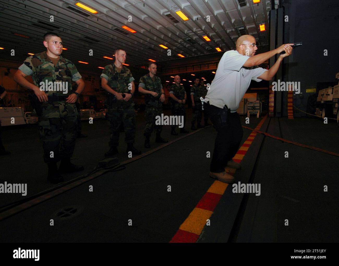 0707198909B-089 GOLFE PERSIQUE (19 juillet 2007) - Service d'enquête criminelle navale (NCIS), agent spécial Edward Jones, à droite, mène une formation au cours d'un exercice d'entraînement tactique en petite équipe à bord du navire d'assaut amphibie USS Bonhomme Richard (LHD 6). Les capitaines d'armes du shipХs ont organisé une formation pour s'assurer qu'ils peuvent réagir à tout type d'incident hostile à bord. Bonhomme Richard Expeditionary Strike Group opère dans la zone d'opérations de la 5e flotte menant des opérations maritimes. US Navy Banque D'Images