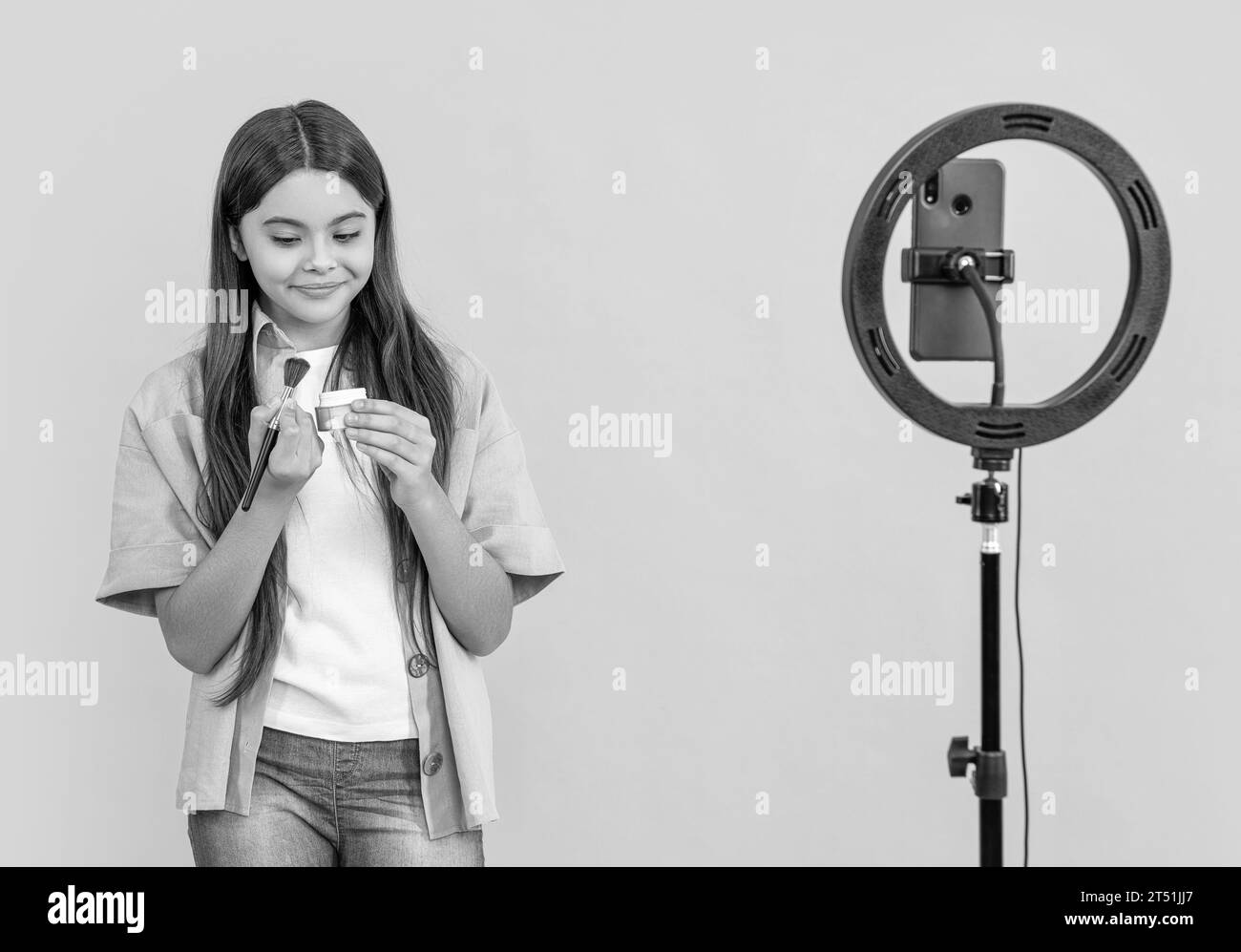 jeune blogger fille avec de la poudre isolé sur jaune, copie espace. adolescente blogueuse fille avec brosse en studio. jeune blogger fille sur fond. photo de teen b Banque D'Images