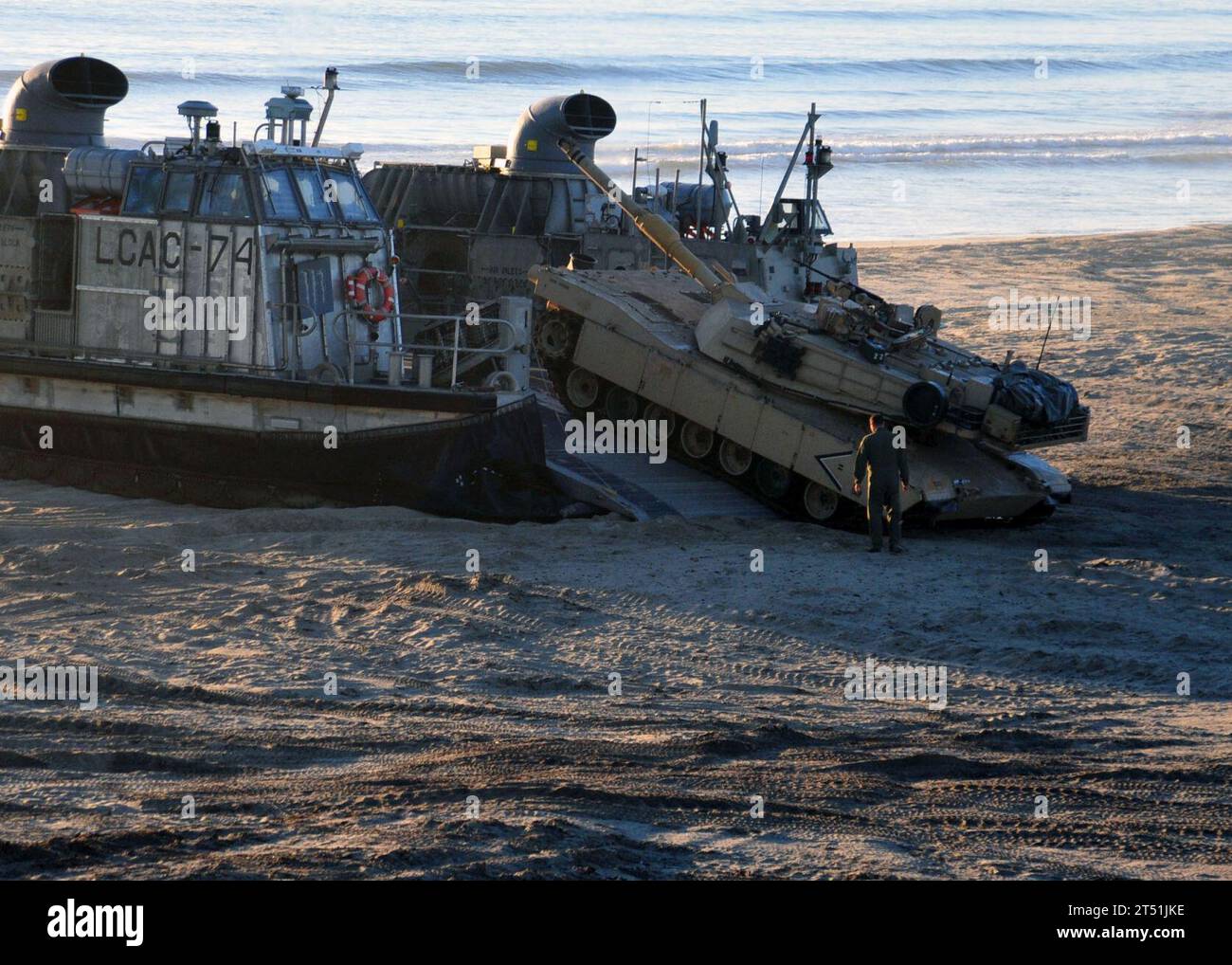 1012131722W-746 CAMP PENDLETON, Californie (13 décembre 2010) un char M1A1 Abrams affecté à la 13th Marine Expeditionary Unit (13th MEU) quitte un coussin d'air de débarquement (LCAC), de l'Assault Craft Unit 5, embarqué à bord du navire d'assaut amphibie USS Boxer (LHD 4). ACU-5 transporte du personnel et de l'équipement du 13th MEU depuis Boxer pour participer à des opérations simulées à terre. Le Boxer Amphibious Readiness Group et le 13th MEU participent à un exercice de certification en préparation du déploiement début 2011. Marine Banque D'Images