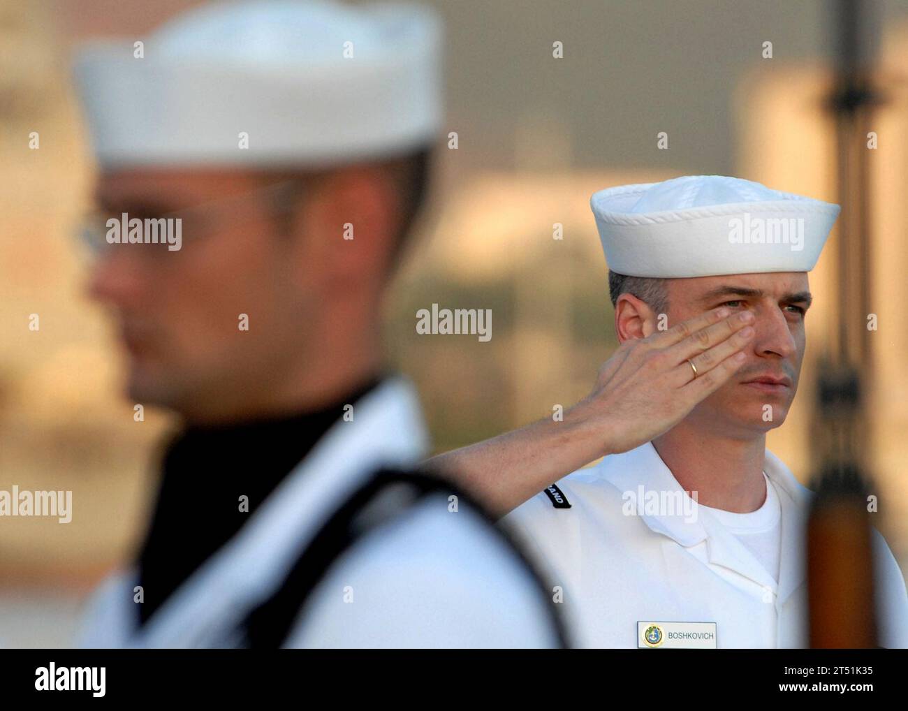 Salut de 21 canons, Battleship Missouri Memorial, Navy Region Hawaii Ceremonial Guard, service au coucher du soleil de la Journée des anciens combattants Banque D'Images