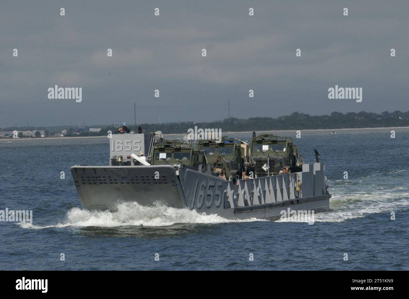 0910273592S-198 RADIO ISLAND, N.C. (27 octobre 2009) Landing Craft Utility 1655 (LCU 1655) transporte de l'équipement pour le bataillon de logistique de combat de la 24th Marine Expeditionary Unit (24th MEU) du Camp Lejeune, N.C. au navire d'assaut amphibie USS Nassau (LHA 4) au cours d'un exercice d'entraînement d'unité composite (COMPTUEX). COMPTUEX est conçu pour fournir des environnements d'entraînement réalistes aux forces navales américaines qui reproduisent étroitement les défis opérationnels couramment rencontrés lors des opérations militaires dans le monde entier. Marine Banque D'Images