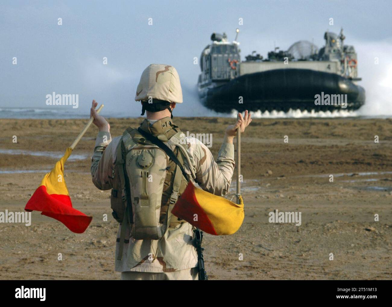 26th Marine Expeditionary Unit (MEU), navire d'assaut amphibie USS Bataan (LHD 5), Beach Master Unit 2, militaire djiboutien, Océan Indien, coussin d'air pour embarcation de débarquement (LCAC), déchargement de l'équipement marin Banque D'Images