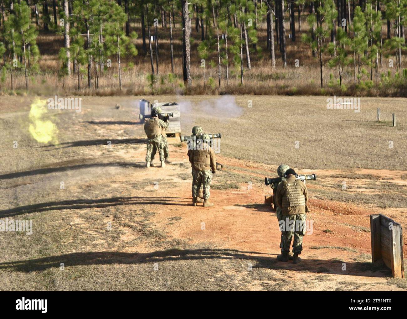 12013ZZ999-003 CAMP SHELBY, Miss (13 janvier 2012) Seabees affectés au Naval Mobile Construction Battalion (NMCB) 74 participer à un exercice de tir réel avec le lance-roquettes antichar AT-4 lors d'un exercice d'entraînement aux armes. L'AT-4 est une arme anti-blindage légère lancée à l'épaule. (Marine américaine Banque D'Images