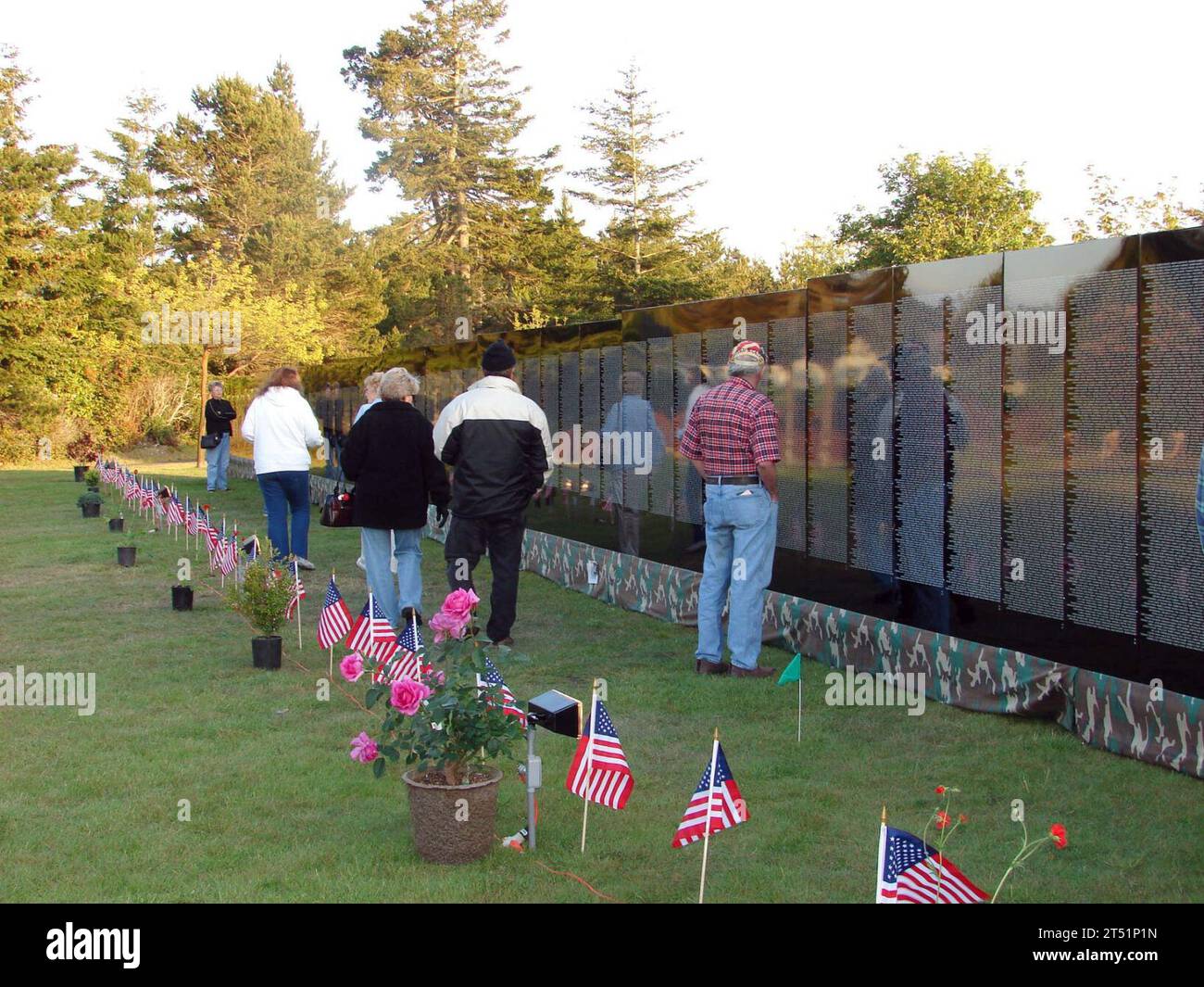 0705175324B-004 FLORENCE, Oregon (17 mai 2007) - les visiteurs du 100e anniversaire du Festival des Rhododendrons de Florence découvrent le mur en mouvement du Vietnam. Un hommage aux morts et la reconnaissance de ceux qui servent actuellement ont eu lieu au mur lors d'une cérémonie aux chandelles honorant les 58 253 hommes et femmes qui ont donné leur vie dans le conflit du Vietnam. Le mur itinérant, une réplique d'une demi-taille du Vietnam Veterans Memorial à Washington, DC, a visité Florence pour la dernière fois le 10 septembre 2001. US Navy Banque D'Images