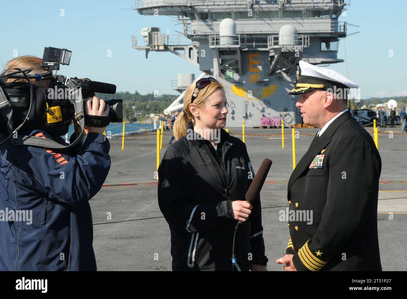 1006111004S-022 VICTORIA (Colombie-Britannique) (le 11 juin 2010) le capitaine Kenneth J. Norton, de White Lake (Minnesota), commandant du porte-avions USS Ronald Reagan (CVN 76), est interviewé par Tess Van Straaten, de la chaîne 6 CHEK-TV news de VictoriaХs, sur le pont d'envol de Ronald Reagan. Ronald Reagan était à Victoria pour souligner le 100e anniversaire de la Marine canadienne. Marine Banque D'Images