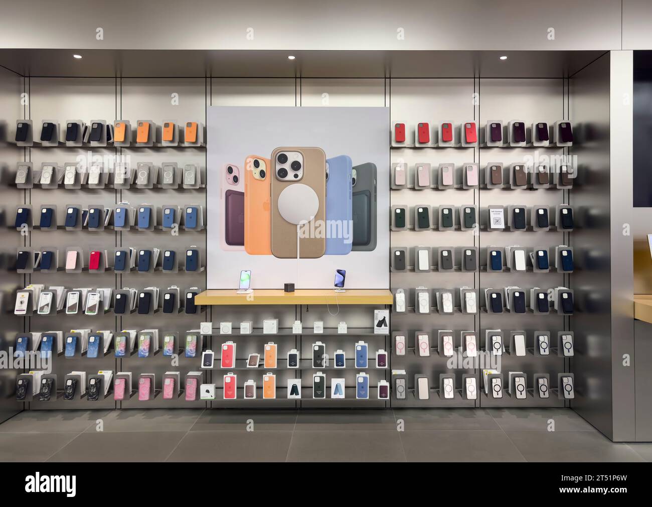 Angleterre Royaume-Uni. 22.10.2023. Exposition en magasin de détail de housses colorées pour téléphones portables Banque D'Images