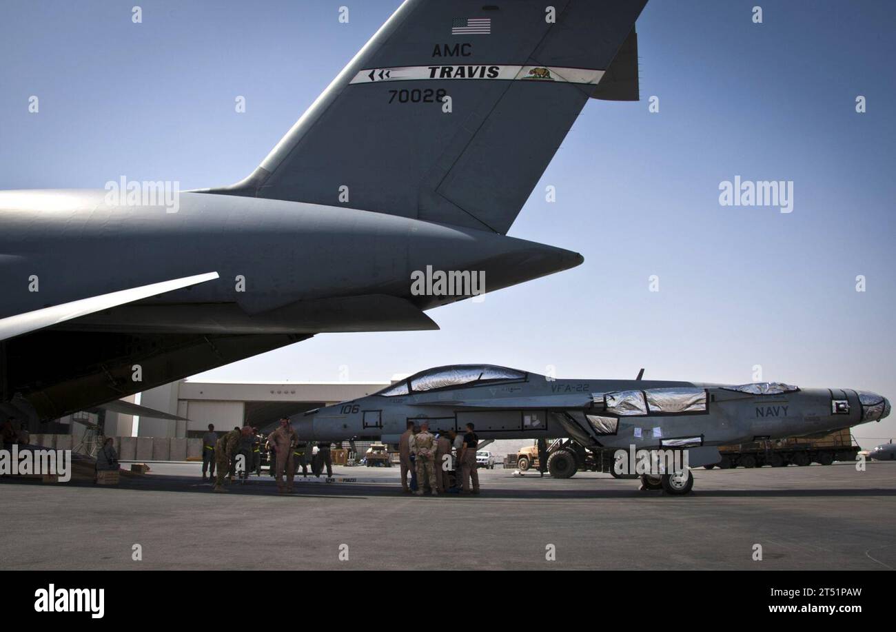 110818XH170-156 AÉRODROME DE KANDAHAR, Afghanistan (18 août 2011) des aviateurs affectés au 451e Escadron de préparation logistique expéditionnaire et au 22e escadron de transport aérien regardent un plan de chargement lorsqu'ils chargent un F/A-18 Super Hornet sur un C-5 Galaxy. C'était la première fois qu'un avion de chasse américain était chargé avec succès sur un avion cargo pour le transport vers les États-Unis (U.S. Air Force Banque D'Images