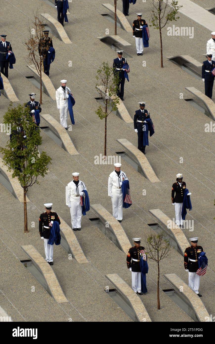 0809112855B-129 WASHINGTON (11 septembre 2008) cent quatre-vingt-quatre troupes de service interarmées dévoilent le Mémorial du Pentagone à Washington. Le mémorial national est le premier à être dédié aux personnes tuées au Pentagone le 11 septembre 2001. Le site contient 184 unités commémoratives inscrites honorant les 59 personnes à bord du vol 77 américain Ailrlines et les 125 dans le bâtiment qui ont perdu la vie ce jour-là. Marine Banque D'Images