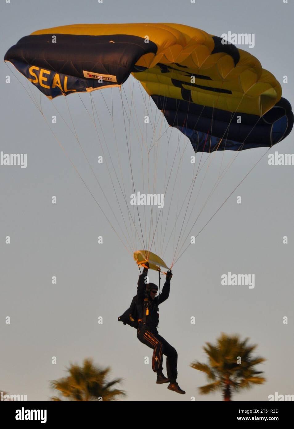 090919XXXXL-001 CHULA VISTA, Californie (19 septembre 2009) Un membre de l'équipe de parachutistes de démonstration de l'US Navy, les Leap Frogs, se prépare à atterrir au Centre d'entraînement olympique des États-Unis lors de la coupe du monde de BMX de l'Union cycliste internationale 2009. L'équipe a sauté dans l'événement pour sensibiliser à la guerre spéciale navale. Les Leap Frogs sont basés à San Diego et effectuent des démonstrations de parachute en chute libre à travers les États-Unis. (Marine américaine Banque D'Images