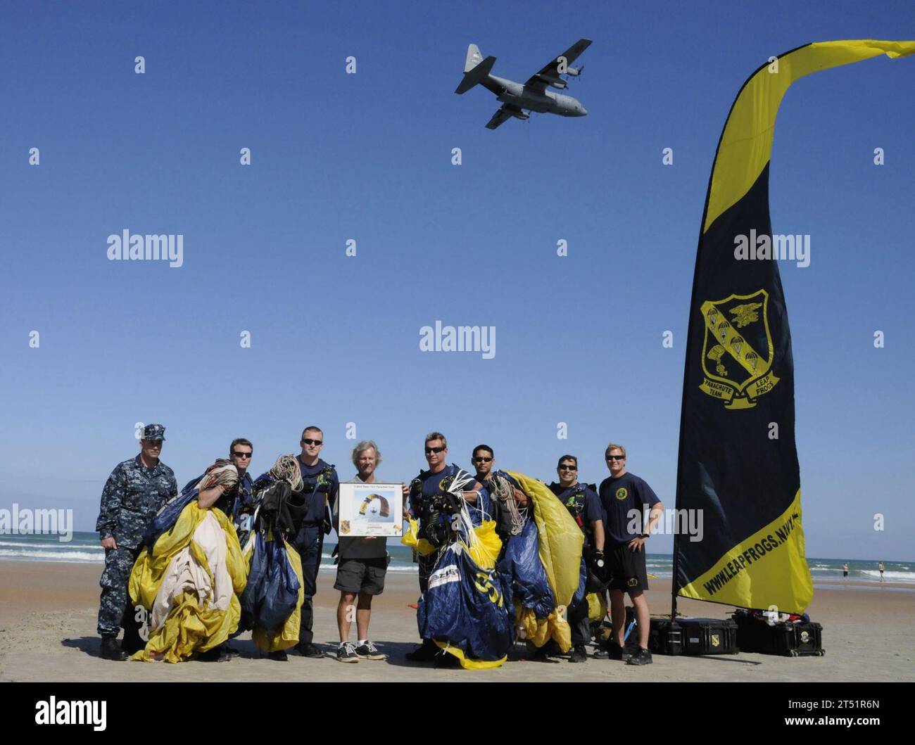 1003205366k-103 DAYTONA, Floride (20 mars 2010) les membres de l'équipe de parachutistes de démonstration de la marine américaine, les Leap Frogs, présentent une lithographie signée à Rob Wallace de la Naval Special Warfare Foundation après que l'équipe ait joué lors du coup d'envoi du triathlon Daytona Frogman 2010 à Daytona Beach, Floride. Les Leap Frogs sont basés à San Diego et effectuent des démonstrations de parachute à travers les États-Unis. Marine Banque D'Images 1003205366k-103 DAYTONA, Floride (20 mars 2010) les membres de l'équipe de parachutistes de démonstration de la marine américaine, les Leap Frogs, présentent une lithographie signée à Rob Wallace de la Naval Special Warfare Foundation après que l'équipe ait joué lors du coup d'envoi du triathlon Daytona Frogman 2010 à Daytona Beach, Floride. Les Leap Frogs sont basés à San Diego et effectuent des démonstrations de parachute à travers les États-Unis. Marine Banque D'Images