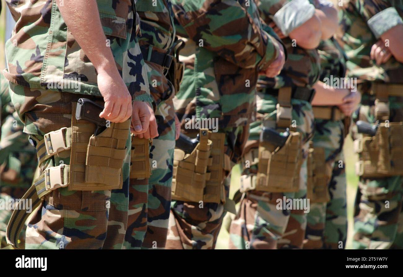 110604GG400-046 CAMP PENDLETON, CALIFORNIE (4 juin 2011) les marins de la composante de réserve affectés au Bataillon de construction amphibie (ACB) 1, se qualifient sur le pistolet de service M9 Beretta. (Marine américaine Banque D'Images