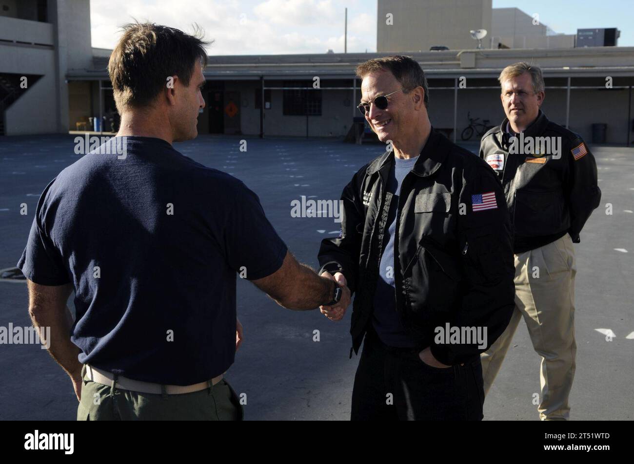 1011227883G-047 CORONADO, Californie (22 novembre 2010) le capitaine William Wilson, commandant du Naval Special Warfare Center, s'entretient avec l'acteur Gary Sinise au cours de sa visite. Sinise passa la journée à visiter diverses installations de la Navy dans la région de San Diego. Les Navy Seals sont la composante maritime des Forces d'opérations spéciales des États-Unis et sont formés pour mener diverses opérations depuis la mer, l'air et la terre. Marine Banque D'Images