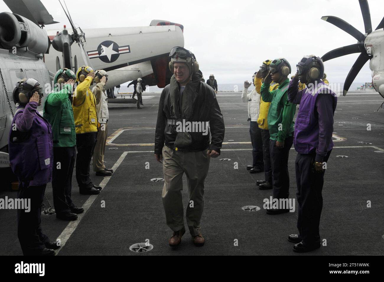 1002163038W-297 SOUTH CHINA SEA (16 février 2010) Rainbow Side Boys rendent hommage à Christopher J. Marut, consul général par intérim du Consulat général des États-Unis à Hong Kong, à bord du porte-avions USS Nimitz (CVN 68). Le Nimitz et le Carrier Air Wing (CVW) 11 sont déployés pour promouvoir la paix, la coopération régionale et la stabilité dans la région du Pacifique occidental. Marine Banque D'Images