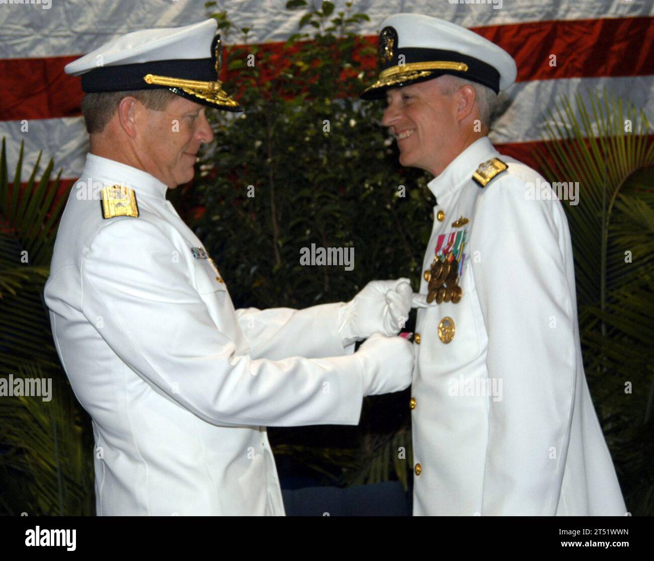 0911137032L-001 STENNIS SPACE CENTER, Miss. (13 novembre 2009) l'amiral arrière Jonathan W. White, à gauche, commandant du Commandement de la météorologie navale et de l'océanographie (MMOC), épinge une médaille de la Légion du mérite sur l'amiral arrière David W. Titley, océanographe et navigateur de la Marine, comme récompense de fin de tournée lors de la cérémonie de changement de commandement du NMOC. White relève Titley comme océanographe et navigateur de la Marine. (Marine américaine Banque D'Images