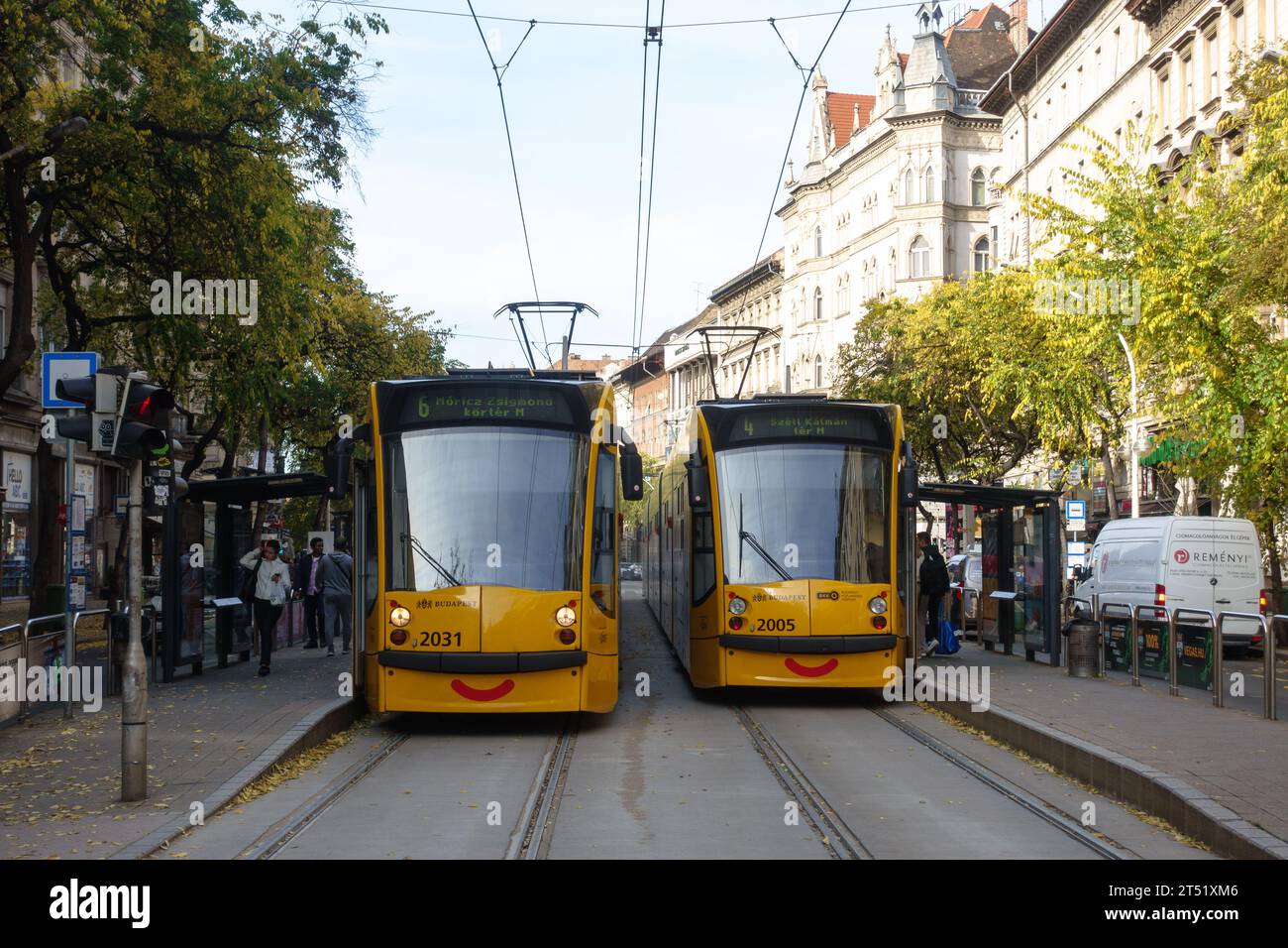 Deux tramways Siemens Combino sur la ligne 4-6 attendent à l'arrêt Wesselenyi utca sur Erzsebet korut à Budapest à l'automne Banque D'Images
