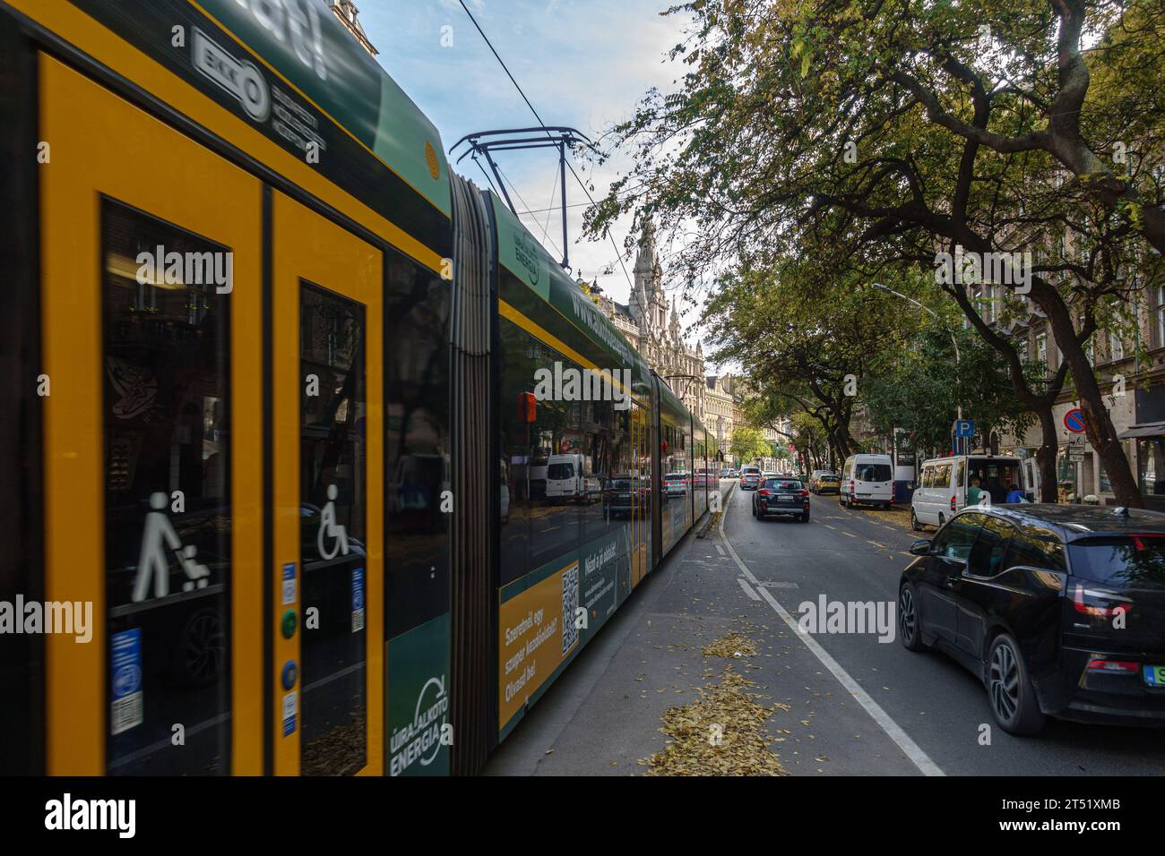 Tram 6 circulant sur Erzsebet korut à Budapest à l'automne avec le New York Palace Hotel en arrière-plan Banque D'Images