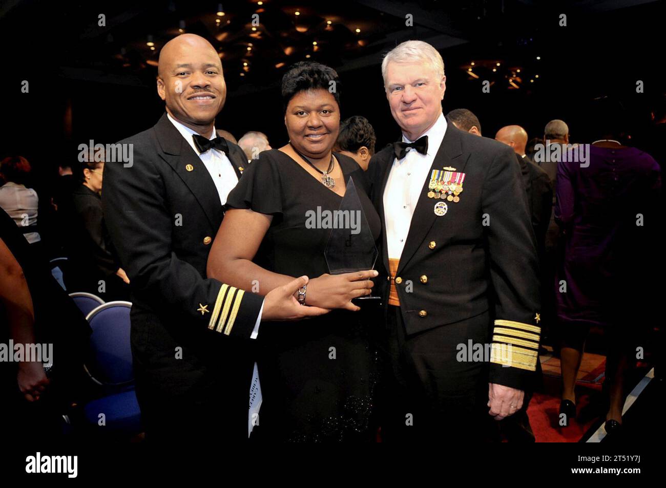 0902218273J-081 BALTIMORE (21 février 2009) Cmdt. Roger Isom et son épouse, Lisa, posent pour une photo avec le chef des opérations navales (CNO), le SMA Gary Roughead, à la fin du Prix de l’ingénieur noir de l’année 2009. IOM est le commandant du sous-marin de missiles balistiques de classe Ohio USS Wyoming (SSBN 742) et a reçu le Black Engineer of the Year Award pour ses réalisations professionnelles au gouvernement. Marine Banque D'Images