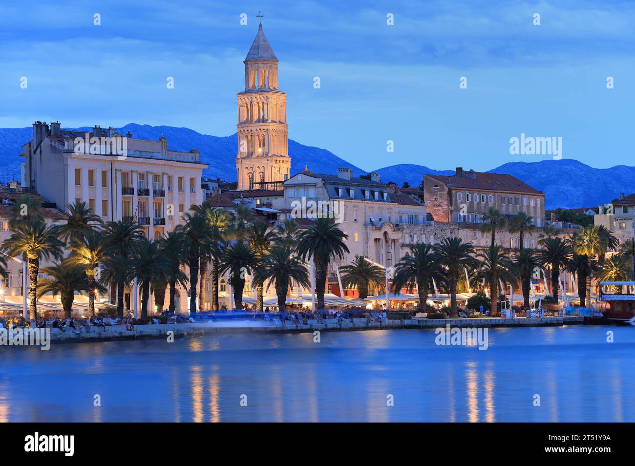 Horizon divisé illuminé au crépuscule en Dalmatie, Croatie Banque D'Images