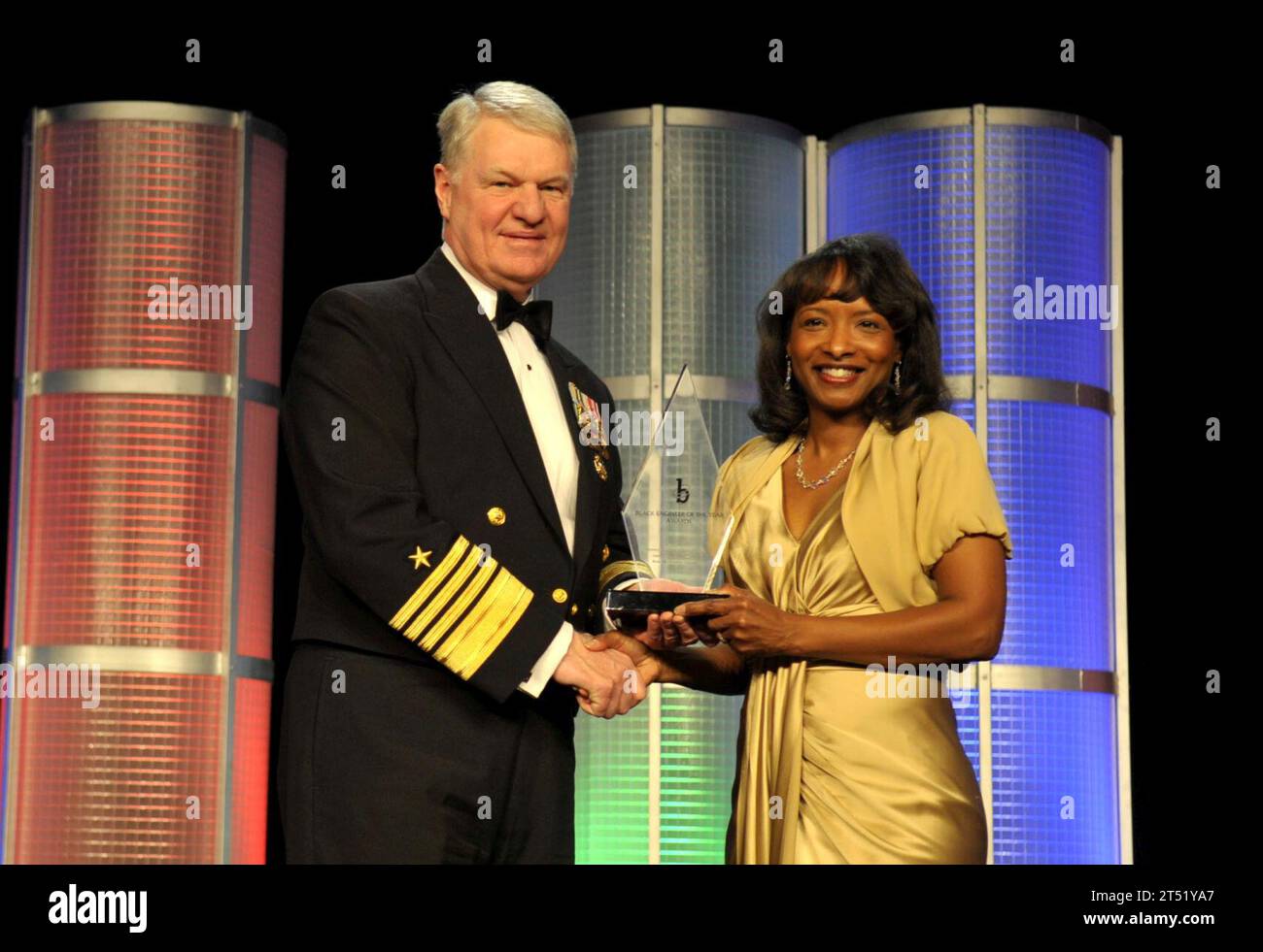 1002203548M-073 BALTIMORE (le 20 février 2010) le chef des opérations navales (CNO) l'amiral Gary Rougehead, à gauche, honore Sharon H. Smoot du prix de l'ingénieur noir de l'année pour ses réalisations professionnelles dans le gouvernement lors du 24e gala de l'ingénieur noir de l'année à Baltimore, Maryland Marine Banque D'Images