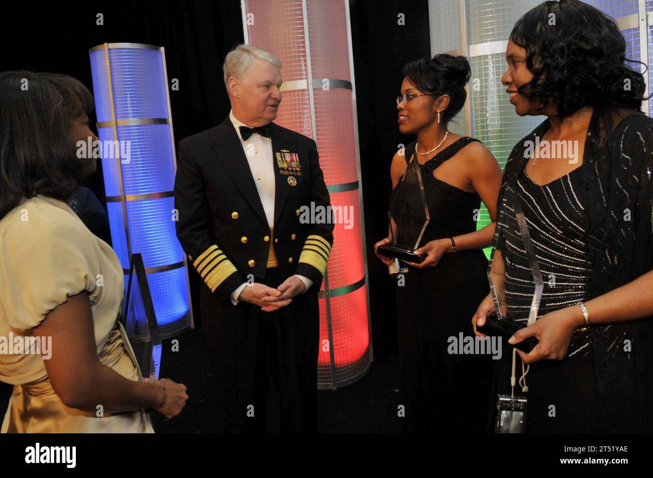 1002208273J-118 BALTIMORE (le 20 février 2010) le chef des opérations navales (CNO) le SMA Gary Rougehead, du milieu, félicite les récipiendaires du prix de l'ingénieur noir de l'année à la conclusion du 24e gala de remise des prix de l'ingénieur noir de l'année à Baltimore, Maryland Marine Banque D'Images