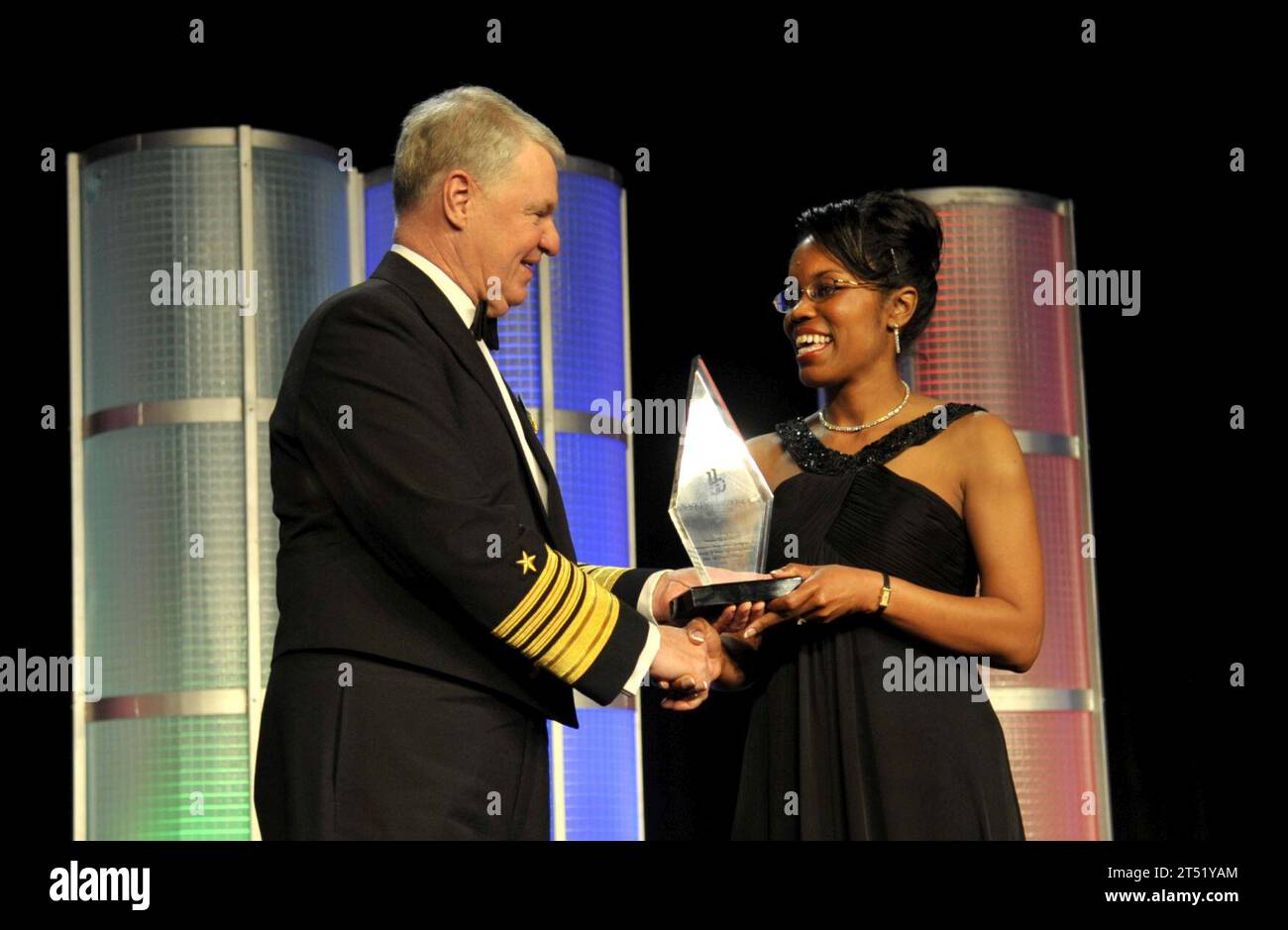 1002203548M-067 BALTIMORE (le 20 février 2010) le chef des opérations navales (CNO), l'amiral Gary Rougehead, à gauche, honore Steffanie B. Easter avec le prix de l'ingénieur noir de l'année pour ses réalisations professionnelles dans le gouvernement lors du 24e gala de l'ingénieur noir de l'année à Baltimore, Maryland Marine Banque D'Images