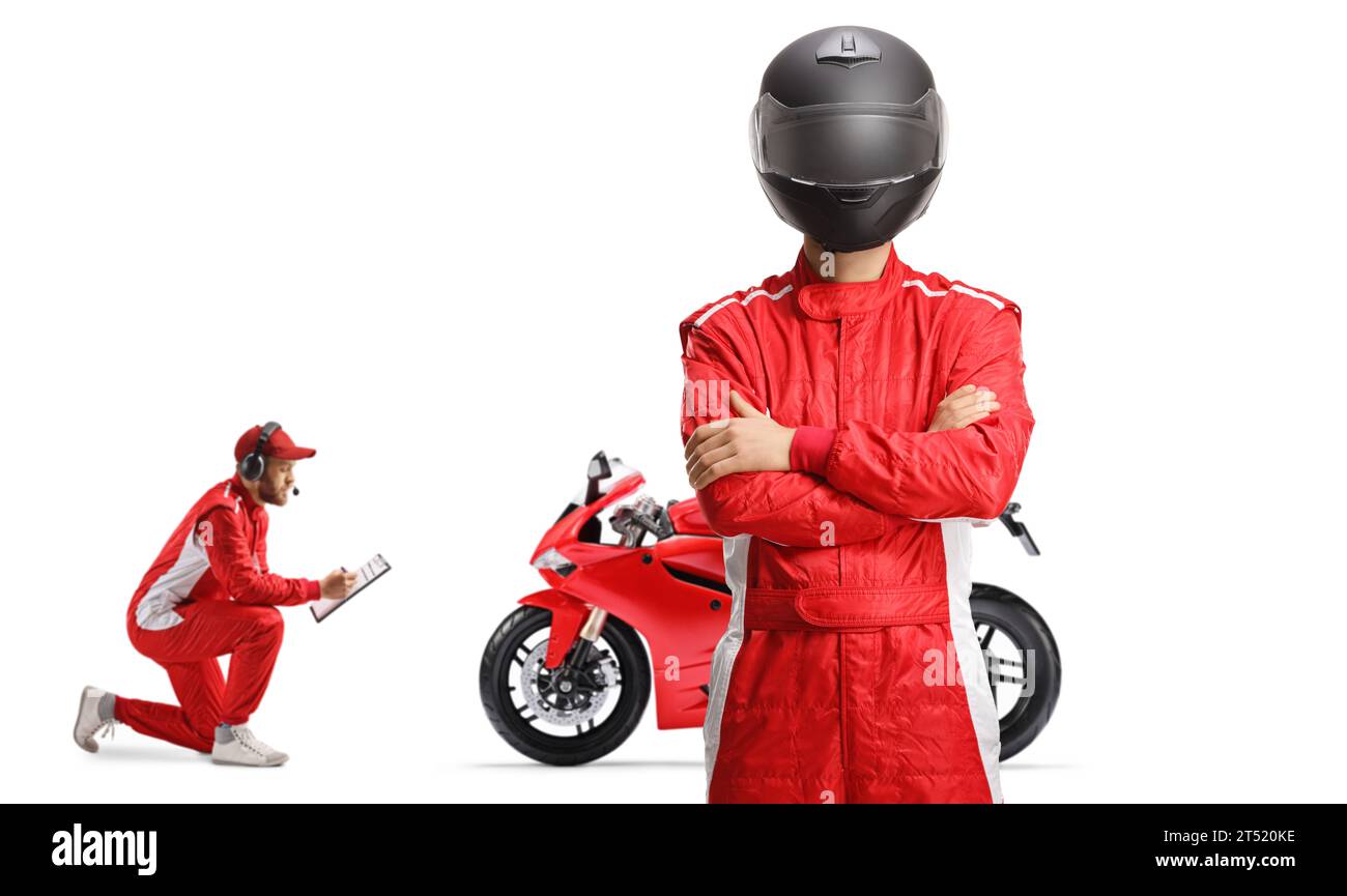 Racer posant et un membre d'une équipe de course vérifiant une moto isolée sur fond blanc Banque D'Images