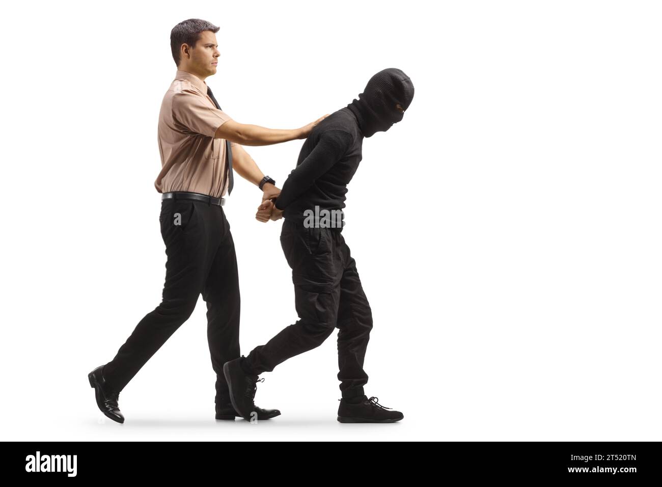 Garde de sécurité marchant avec le cambrioleur arrêté en vêtements noirs et Balaclava isolé sur fond blanc Banque D'Images