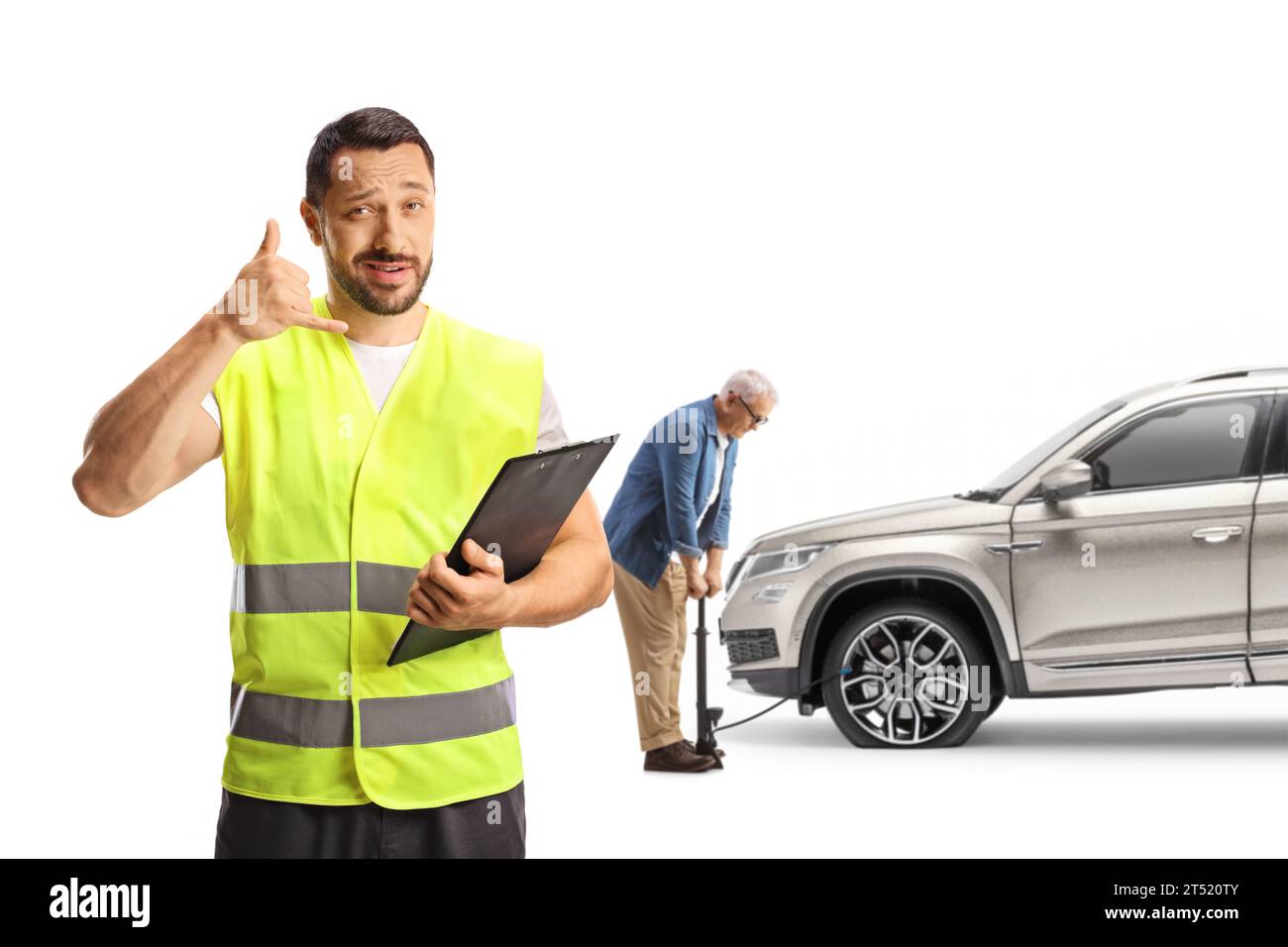 Homme dans un gilet réfléchissant tenant un presse-papiers et faisant des gestes un appel téléphonique et homme utilisant une pompe pour un pneu crevé isolé sur fond blanc Banque D'Images