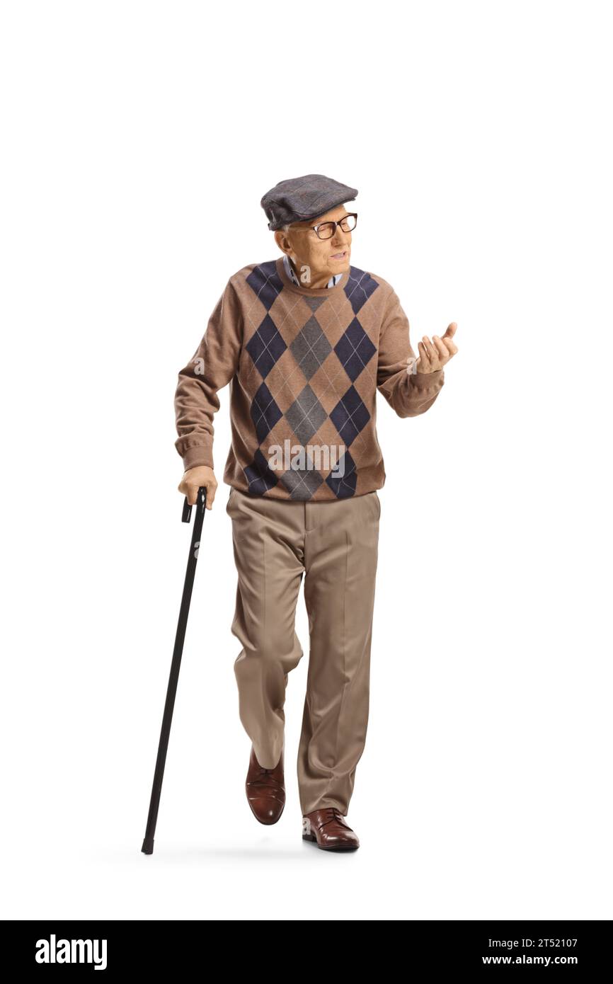 Homme âgé avec une canne marchant et expliquant avec la main isolé sur fond blanc Banque D'Images