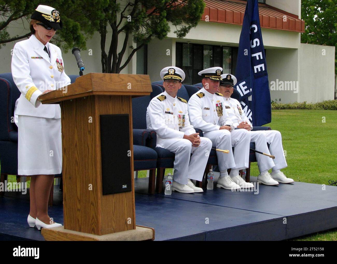 0707068547M-107 PORT HUENEME, CALIFORNIE. (6 juillet 2007) - l'amiral arrière Moira N. Flanders prononce son discours au Centre de Seabees and Facilities Engineering (CSFE) pour le changement de commandement. Au cours de la cérémonie, le capitaine John J. Heinzel relève le capitaine Fernand F. Aucremane comme commandant de la CSFE. US Navy Banque D'Images