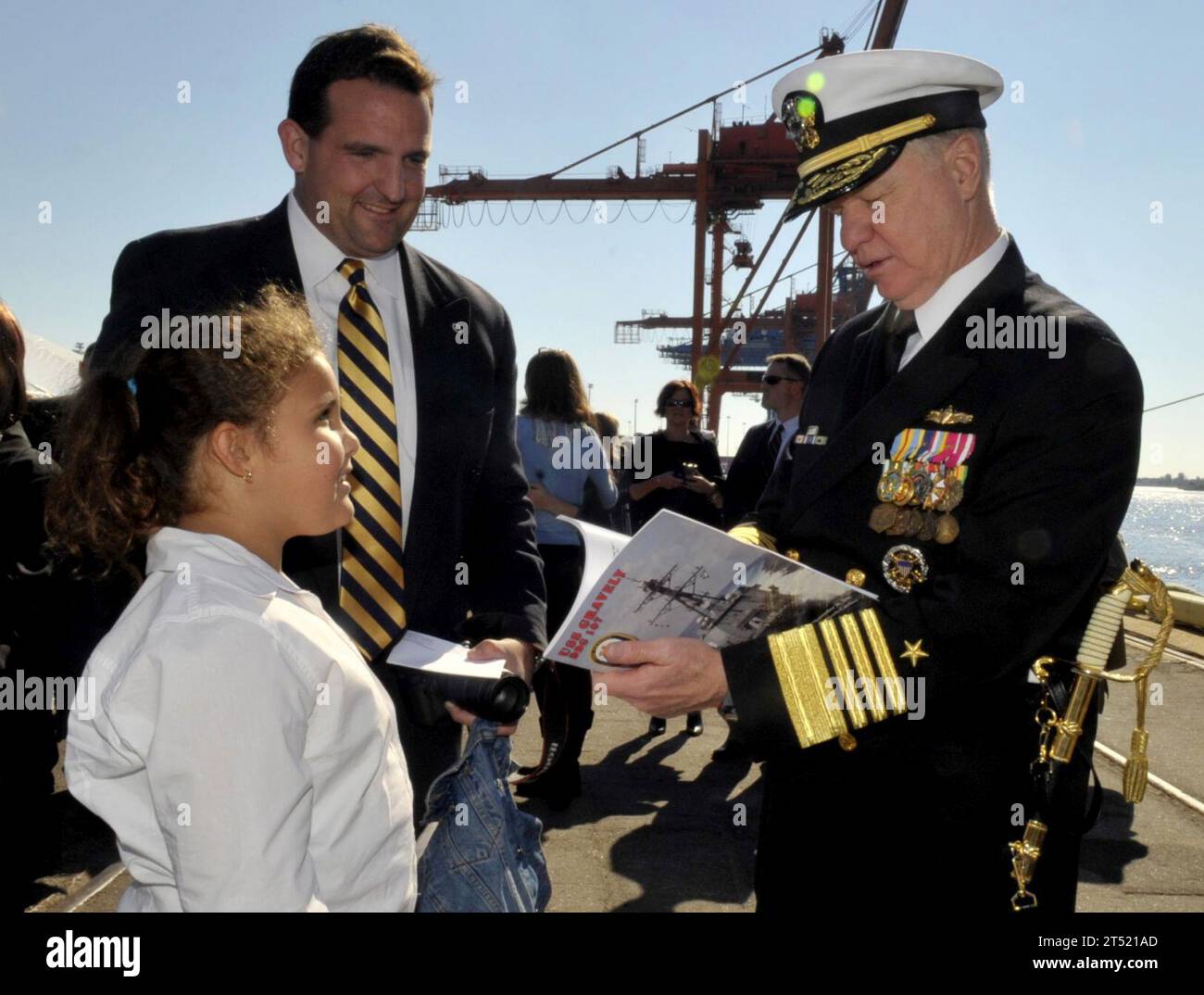 1011208273J-129 WILMINGTON, N.C. (le 20 novembre 2010) le chef des opérations navales (CNO), l'amiral Gary Roughead, écrit le livre de mise en service à la fin de la cérémonie de mise en service du plus récent destroyer de missiles guidés de classe Arleigh Burke, USS Gravely (DDG 107). Le nouveau destroyer rend hommage au défunt vice-amiral Samuel L. Gravely Jr., qui fut le premier Afro-américain à commander un navire de guerre, l'USS Theodore E. Chandler (DD 717) ; à commander un navire de guerre majeur, l'USS Jouett (DLG/CG-29) ; à atteindre le rang de drapeau et finalement vice-amiral; et pour commander une flotte numérotée, la 3e flotte américaine. Marine Banque D'Images